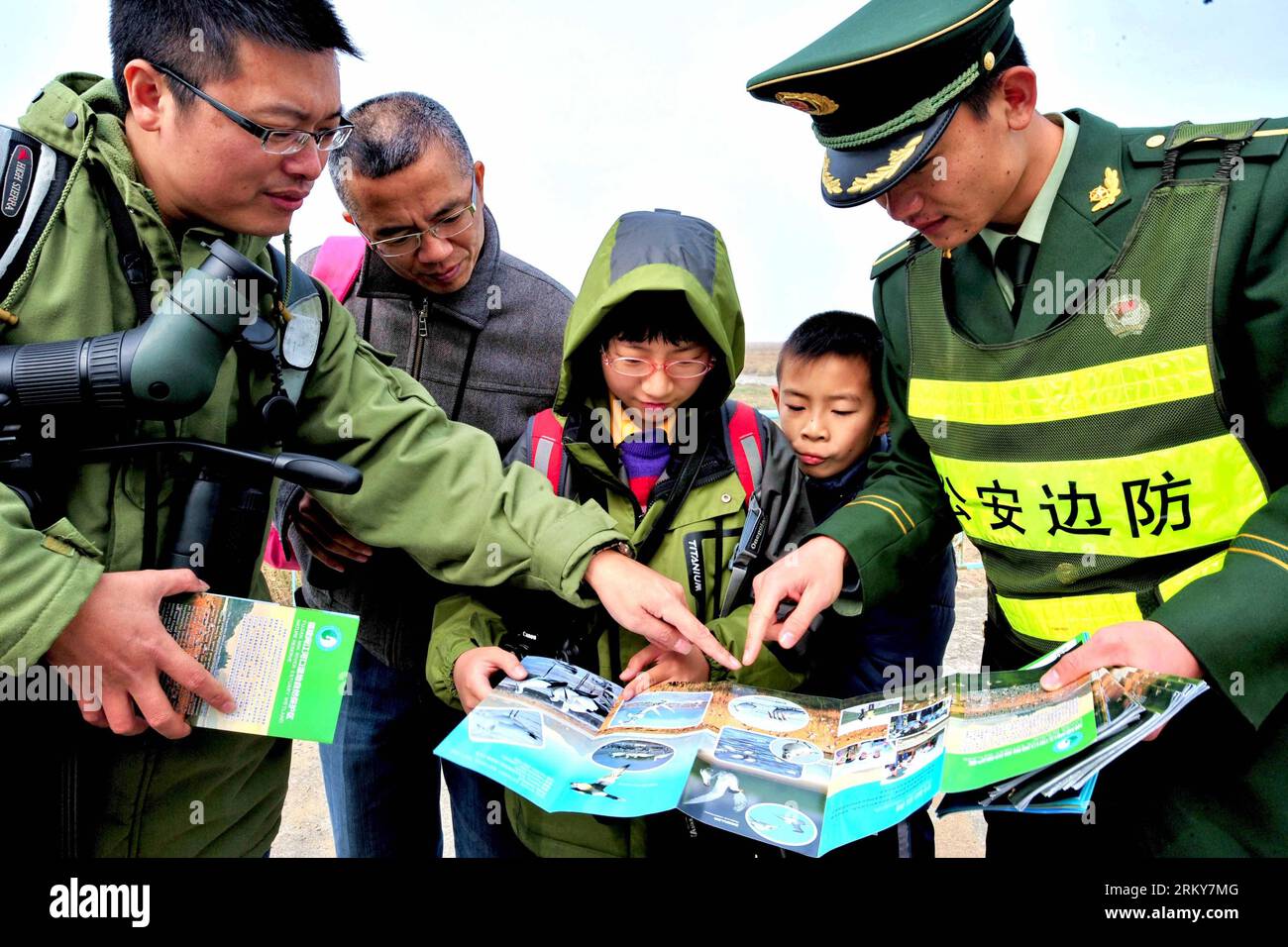 Bildnummer: 59162757  Datum: 02.02.2013  Copyright: imago/Xinhua (130202) -- FUZHOU, Feb. 2, 2013 (Xinhua) -- Border policemen introduces relationship between migratory birds and wetlands at Minjiang River Estuary Wetlands Park on the World Wetlands Day in Fuzhou, capital of southeast China s Fujian Province, Feb. 2, 2013. World Wetlands Day is marked on Feb. 2 every year. (Xinhua/Zhang Guojun) (lfj) CHINA-FUJIAN-FUZHOU-WORLD WETLANDS DAY (CN) PUBLICATIONxNOTxINxCHN Gesellschaft Grenzschutz Vogelbeobachtung xjh x0x 2013 quer      59162757 Date 02 02 2013 Copyright Imago XINHUA  Fuzhou Feb 2 20 Stock Photo
