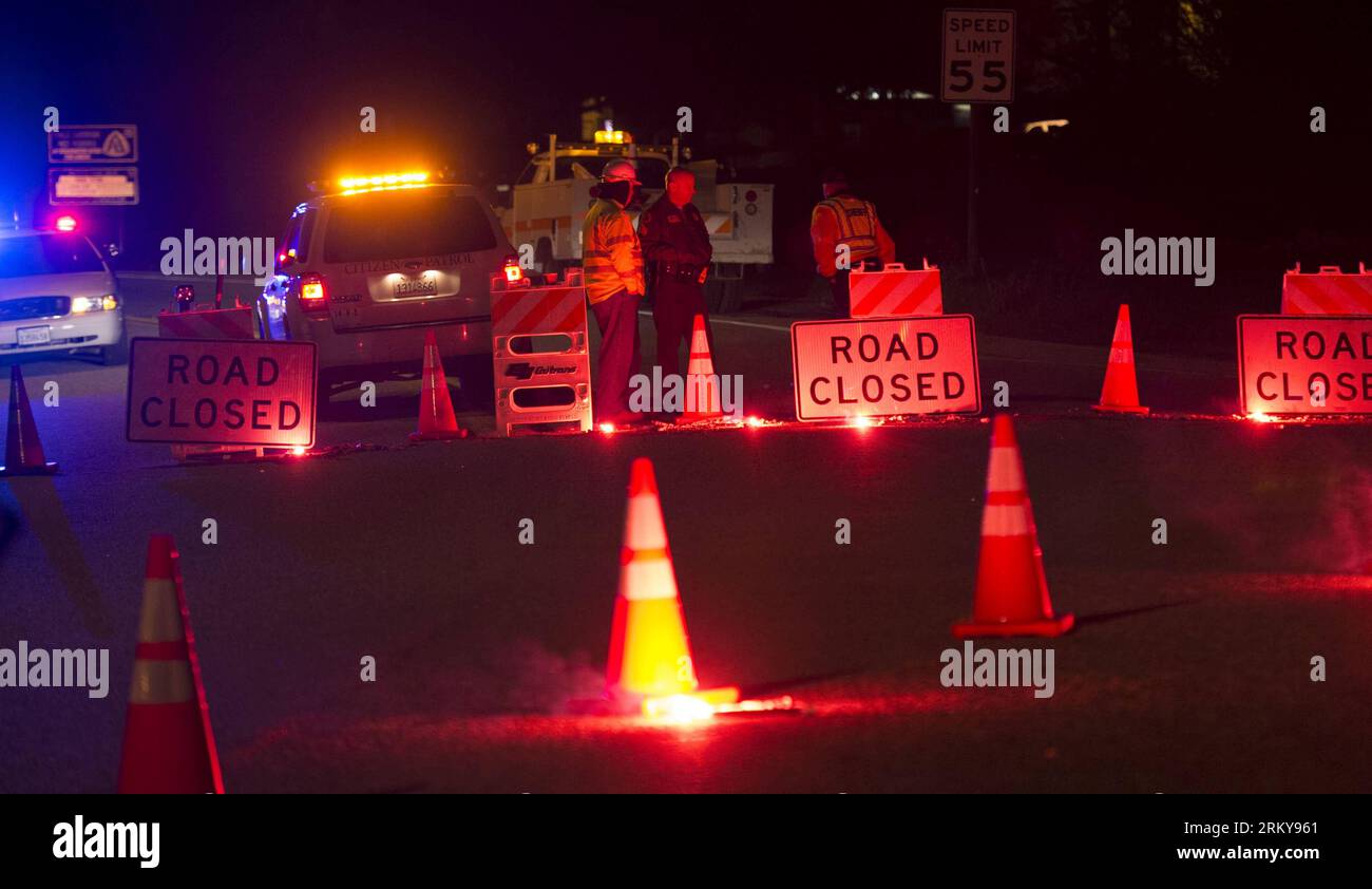 Bildnummer: 59172243  Datum: 04.02.2013  Copyright: imago/Xinhua (130204) -- LOS ANGELES, Feb. 4, 2013 (Xinhua) -- Police block State Highway 38 due to a traffic accident, in southeastern California, the United States, Feb. 4, 2013. At least eight were killed and more than two dozen others wounded in southeastern California on Sunday evening when a tour bus crashed into other vehicles on a mountain highway. (Xinhua/Yang Lei) (dzl) US-LOS ANGELES-TRAFFIC ACCIDENT PUBLICATIONxNOTxINxCHN Gesellschaft Verkehr Unfall Unglück Busunglück Verkehrsunfall Bus premiumd x0x xmb 2013 quer      59172243 Dat Stock Photo