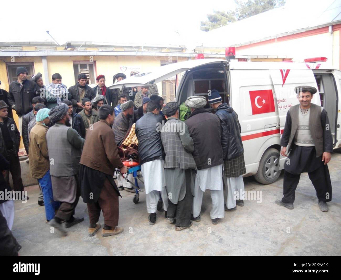 Bildnummer: 59177736  Datum: 05.02.2013  Copyright: imago/Xinhua (130205) -- MAIMANA, Feb. 5, 2013 (Xinhua) -- The injured is carried to a local hospital by ambulance in Khwaja Sabz Posh district of Faryab province, Afghanistan, Feb. 5, 2013. Up to four Afghan civilians were killed and 10 civilians were wounded Tuesday in an explosion in the country s northern province of Faryab, police said.(Xinhua/Arui) AFGHANISTAN-FARYAB-BLAST PUBLICATIONxNOTxINxCHN Gesellschaft Politik Terror Anschlag Terroranschlag Bombe Bombenanschlag xas x0x 2013 quer premiumd      59177736 Date 05 02 2013 Copyright Ima Stock Photo