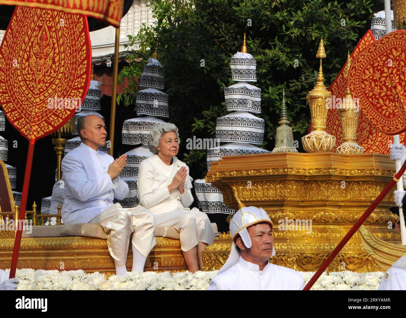 Bildnummer: 59188737  Datum: 07.02.2013  Copyright: imago/Xinhua PHNOM PENH, Feb. 7, 2013 -- Cambodian King Norodom Sihamoni (L) and his mother Queen Norodom Monineath escort the ashes of late King Father Norodom Sihanouk during a procession in Phnom Penh, Cambodia, Feb. 7, 2013. A week-long royal funeral of Cambodia s late King Norodom Sihanouk came to an end on Thursday when part of his cremains were taken from the cremation site to keep in the royal palace in a procession. (Xinhua/Zhao Yishen) (zy) CAMBODIA-KING-FATHER-FUNERAL-END PUBLICATIONxNOTxINxCHN Gesellschaft Politk Adel People Begrä Stock Photo
