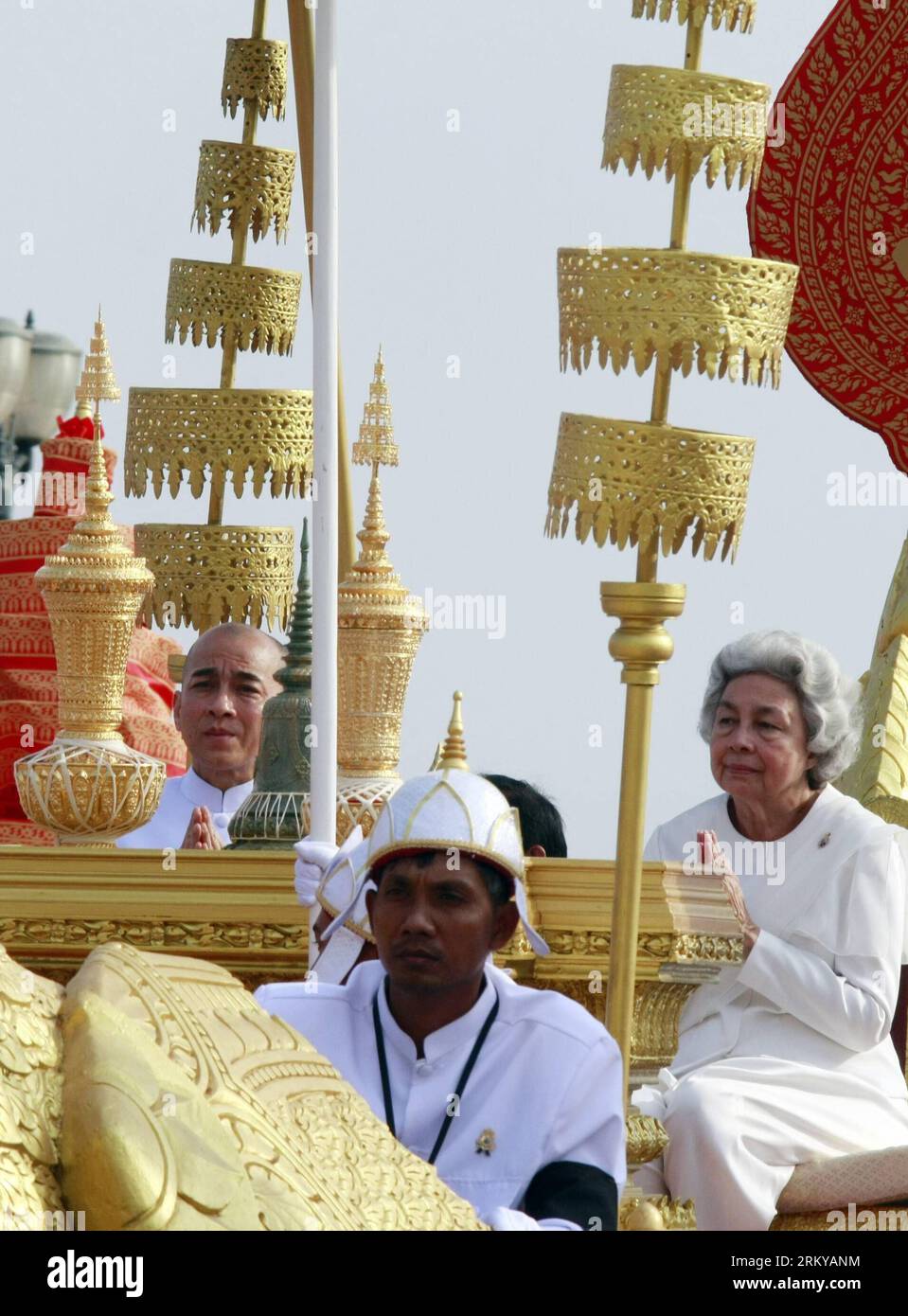 Bildnummer: 59188742  Datum: 07.02.2013  Copyright: imago/Xinhua PHNOM PENH, Feb. 7, 2013 -- Cambodian King Norodom Sihamoni (L) and his mother Queen Norodom Monineath escort the ashes of late King Father Norodom Sihanouk during a procession in Phnom Penh, Cambodia, Feb. 7, 2013. A week-long royal funeral of Cambodia s late King Norodom Sihanouk came to an end on Thursday when part of his cremains were taken from the cremation site to keep in the royal palace in a procession. (Xinhua/Zhao Yishen) (zy) CAMBODIA-KING-FATHER-FUNERAL-END PUBLICATIONxNOTxINxCHN Gesellschaft Politk Adel People Begrä Stock Photo