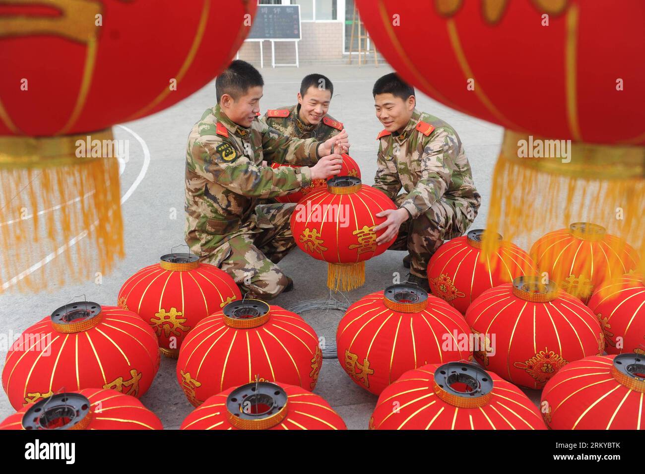 Bildnummer: 59191617  Datum: 08.02.2013  Copyright: imago/Xinhua (130208) -- FUYANG, Feb. 8, 2013 (Xinhua) -- Soldiers prepare red lanterns to decorate their barrack for the coming Spring Festival in Fuyang City, east China s Anhui Province, Feb. 8, 2013. The Spring Festival, the most important occasion for the family reunion for the Chinese people, falls on the first day of the first month of the traditional Chinese lunar calendar, or Feb. 10 this year. (Xinhua/Wang Biao)(wjq) CHINA-SPRING FESTIVAL-CELEBRATION (CN) PUBLICATIONxNOTxINxCHN Kultur Gesellschaft chinesisches Neujahr Vorbeitungen x Stock Photo