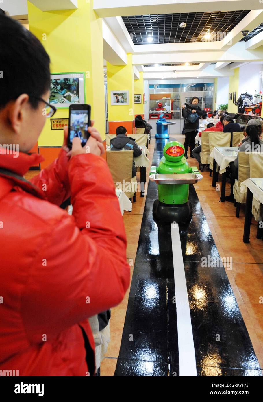 Bildnummer: 59214297  Datum: 13.02.2013  Copyright: imago/Xinhua (130213) -- HARBIN, Feb. 13, 2013 (Xinhua) -- A consumer takes a photo of a robot waiter in a restaurant in Harbin, capital of northeast China s Heilongjiang Province, Feb. 13, 2013. The restaurant, offering service by 20 robots, started operating on Wednesday, attracting many consumers. (Xinhua/Wang Jianwei) (hdt) CHINA-HARBIN-RESTAURANT-ROBOT (CN) PUBLICATIONxNOTxINxCHN Gesellschaft Gastronomie Erlebnisgastronomie kurio Komik Roboter Kellner Fotostory premiumd x0x xac 2013 hoch      59214297 Date 13 02 2013 Copyright Imago XINH Stock Photo