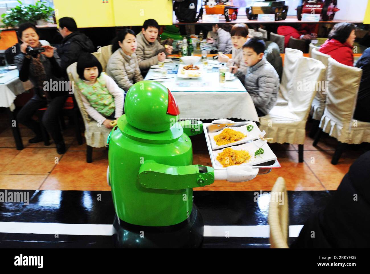 Bildnummer: 59214296  Datum: 13.02.2013  Copyright: imago/Xinhua (130213) -- HARBIN, Feb. 13, 2013 (Xinhua) -- A robot waiter brings dishes of food to consumers in a restaurant in Harbin, capital of northeast China s Heilongjiang Province, Feb. 13, 2013. The restaurant, offering service by 20 robots, started operating on Wednesday, attracting many consumers. (Xinhua/Wang Jianwei) (hdt) CHINA-HARBIN-RESTAURANT-ROBOT (CN) PUBLICATIONxNOTxINxCHN Gesellschaft Gastronomie Erlebnisgastronomie kurio Komik Roboter Kellner Fotostory premiumd x0x xac 2013 quer      59214296 Date 13 02 2013 Copyright Ima Stock Photo