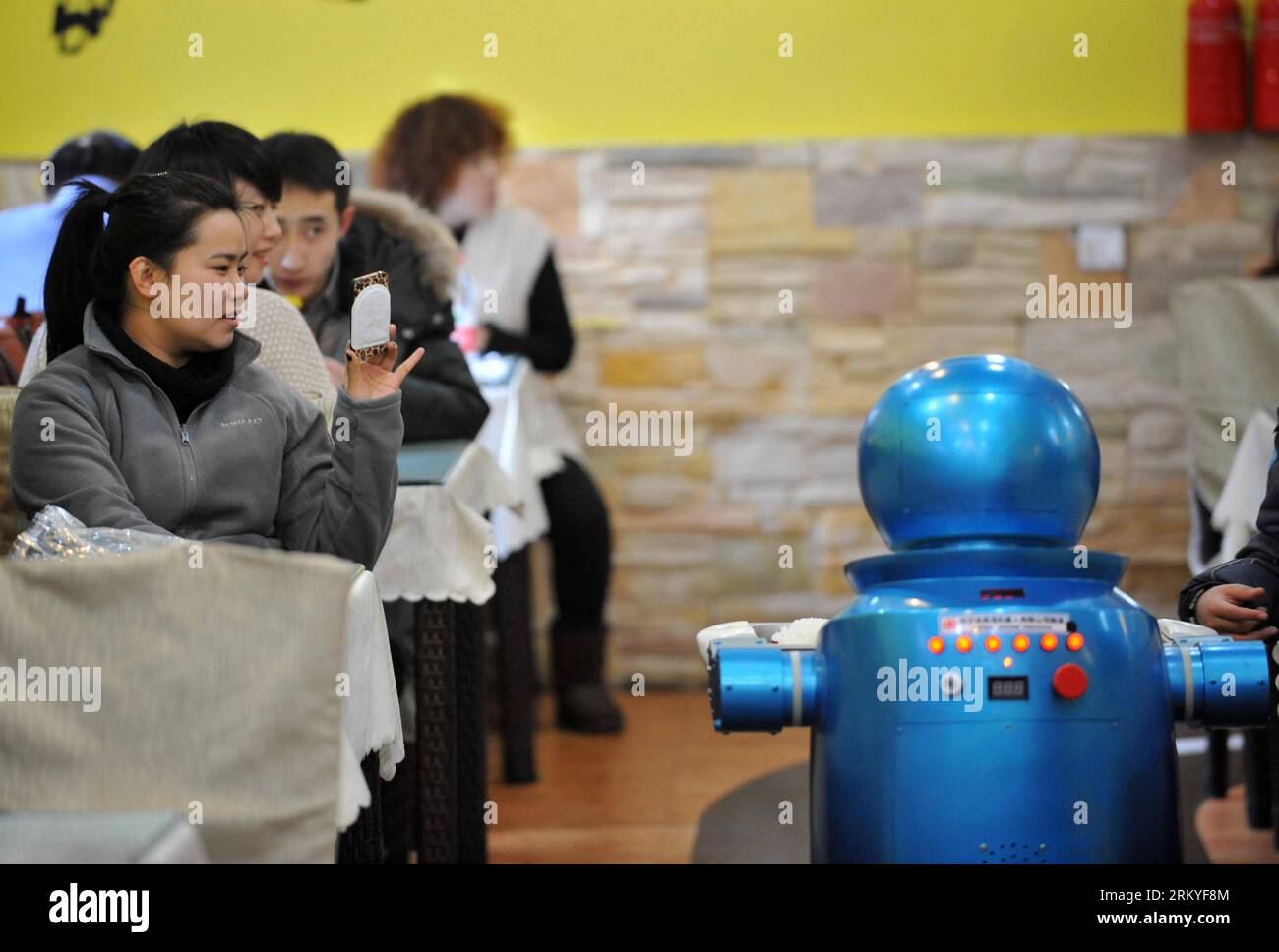 Bildnummer: 59214292  Datum: 13.02.2013  Copyright: imago/Xinhua (130213) -- HARBIN, Feb. 13, 2013 (Xinhua) -- A consumer takes a photo of a robot waiter in a restaurant in Harbin, capital of northeast China s Heilongjiang Province, Feb. 13, 2013. The restaurant, offering service by 20 robots, started operating on Wednesday, attracting many consumers. (Xinhua/Wang Jianwei) (hdt) CHINA-HARBIN-RESTAURANT-ROBOT (CN) PUBLICATIONxNOTxINxCHN Gesellschaft Gastronomie Erlebnisgastronomie kurio Komik Roboter Kellner Fotostory premiumd x0x xac 2013 quer      59214292 Date 13 02 2013 Copyright Imago XINH Stock Photo