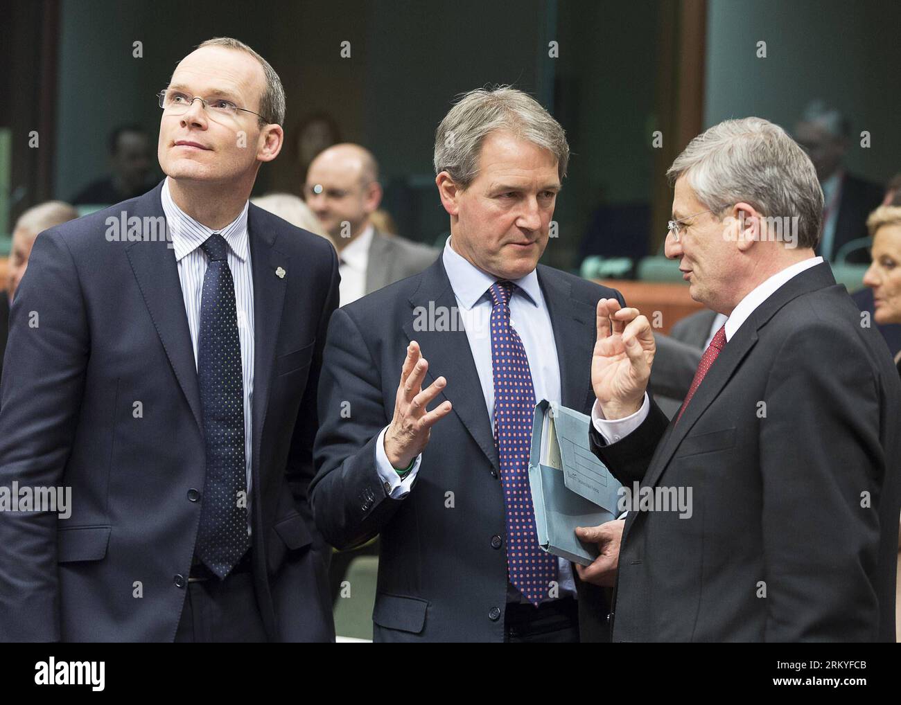 Bildnummer: 59216176  Datum: 13.02.2013  Copyright: imago/Xinhua (130213) -- BRUSSELS, Feb. 13, 2013 (Xinhua) -- (L-R) Irish Agriculture, Food and Marine Minister Simon Coveney, Britain s Environment Secretary Owen Paterson and European Union Health and Consumer Policy Commissioner Tonio Borg chat before a meeting at EU headquarters in Brussels, capital of Belgium, Feb. 13, 2013, to discuss responses to the discovery of horsemeat in beef products in several EU countries. (Xinhua/Thierry Monasse) BELGIUM-EU-AGRICULTURE-HORSEMEAT PUBLICATIONxNOTxINxCHN Politik people EU xas x0x 2013 quer premium Stock Photo