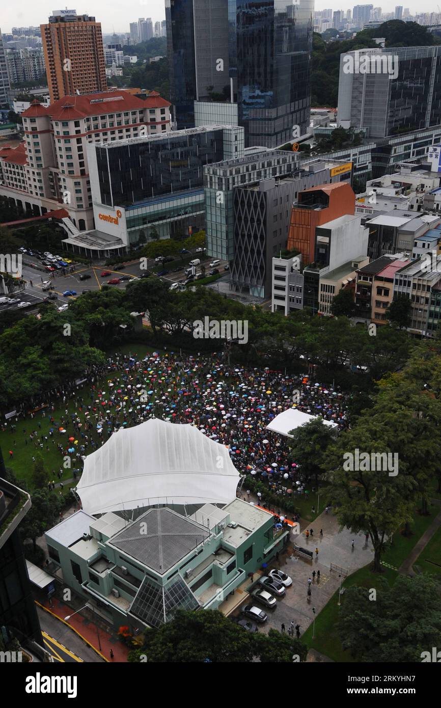 Bildnummer: 59228030  Datum: 16.02.2013  Copyright: imago/Xinhua (130216) -- SINGAPORE, Feb. 16, 2013 (Xinhua) -- Thousands of residents attend a protest against the White Paper on Population at Singapore s Hong Lim Park in Singapore, Feb. 16, 2013. The Singapore government is looking to grow its population to between 6.5 million and 6.9 million by 2030, from the current 5.31 million, according to the White Paper on Population. (Xinhua/Then Chih Wey) (lyx) SINGAPORE-PROTEST-POPULATION WHITE PAPER PUBLICATIONxNOTxINxCHN Politik Demo Protest premiumd x0x xmb 2013 hoch      59228030 Date 16 02 20 Stock Photo