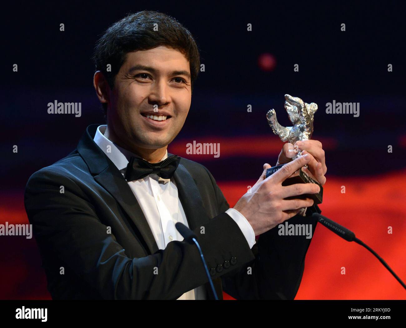 Bildnummer: 59228988  Datum: 16.02.2013  Copyright: imago/Xinhua Kazakh cameraman Zhambakiyev poses with Silver Bear for an Outstanding Artistic Contribution in film Uroki Garmonii (Harmony Lessons) during the awards ceremony at the 63rd Berlinale International Film Festival in Berlin, Feb. 16, 2013. (Xinhua/Ma Ning) GERMANY-BERLIN-FILM FESTIVAL-AWARDS PUBLICATIONxNOTxINxCHN Kultur Entertainment People Film 63. Internationale Filmfestspiele Berlinale Berlin Ehrung Ehrung Preisträger premiumd x1x xds 2013 quer     59228988 Date 16 02 2013 Copyright Imago XINHUA  cameraman  Poses With Silver Bea Stock Photo