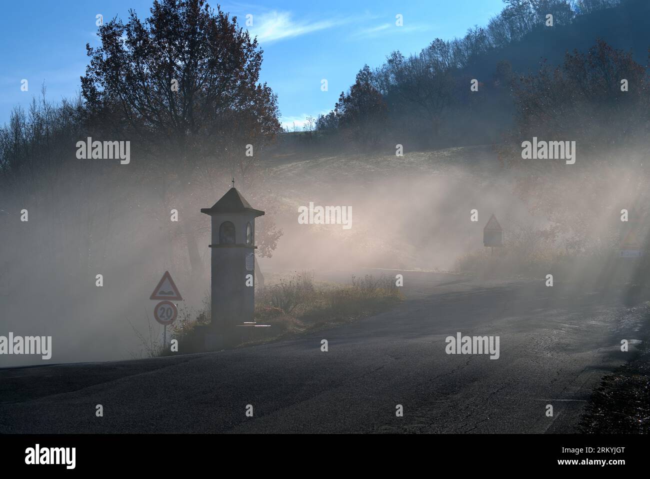 edicola votiva di campagna nella nebbia Stock Photo
