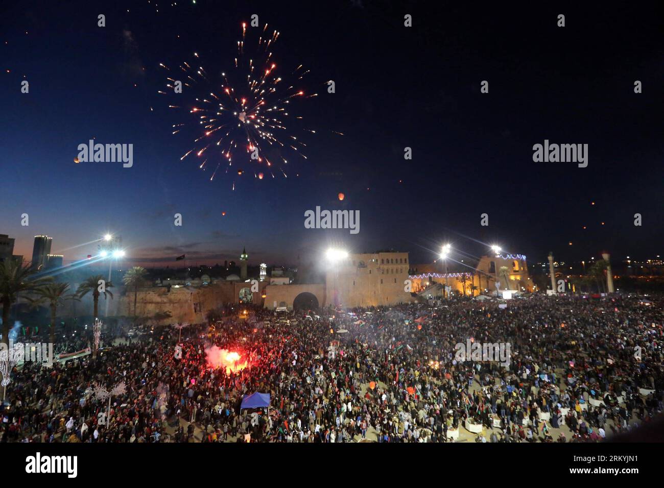 Bildnummer: 59232286  Datum: 17.02.2013  Copyright: imago/Xinhua (130217) -- TRIPOLI, Feb. 17, 2013 (Xinhua) -- gather to enjoy the fireworks during a celebration for the second anniversary of the Libyan uprising at the Martyrs Square in Tripoli on Feb. 17, 2013. (Xinhua/Hamza Turkia) LIBYA-TRIPOLI-CELEBRATION PUBLICATIONxNOTxINxCHN Gesellschaft Jubel Feier premiumd x0x xac 2013 quer      59232286 Date 17 02 2013 Copyright Imago XINHUA  Tripoli Feb 17 2013 XINHUA gather to Enjoy The Fireworks during a Celebration for The Second Anniversary of The Libyan Uprising AT The Martyrs Square in Tripol Stock Photo