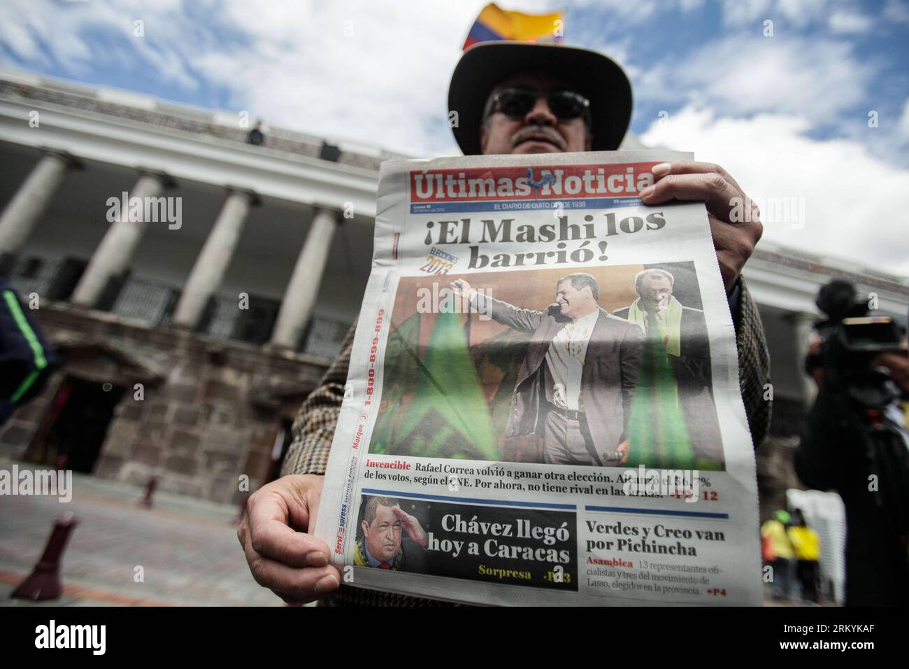 Bildnummer: 59237543  Datum: 18.02.2013  Copyright: imago/Xinhua (130218) -- QUITO, Feb. 18, 2013 (Xinhua) -- A resident shows a newspaper in front of Carondelet presidential palace in Quito, Ecuador, on Feb. 18, 2013. Ecuadorian President Rafael Correa was re-elected in Sunday s elections. (Xinhua/Jhon Paz) ECUADOR-QUITO-POLITICS-CORREA PUBLICATIONxNOTxINxCHN Politik Gesellschaft Wahl Präsidentschaftswahl Feier Wahlsieg Anhänger Sieg premiumd x0x xac 2013 quer      59237543 Date 18 02 2013 Copyright Imago XINHUA  Quito Feb 18 2013 XINHUA a Resident Shows a Newspaper in Front of Carondelet Pre Stock Photo
