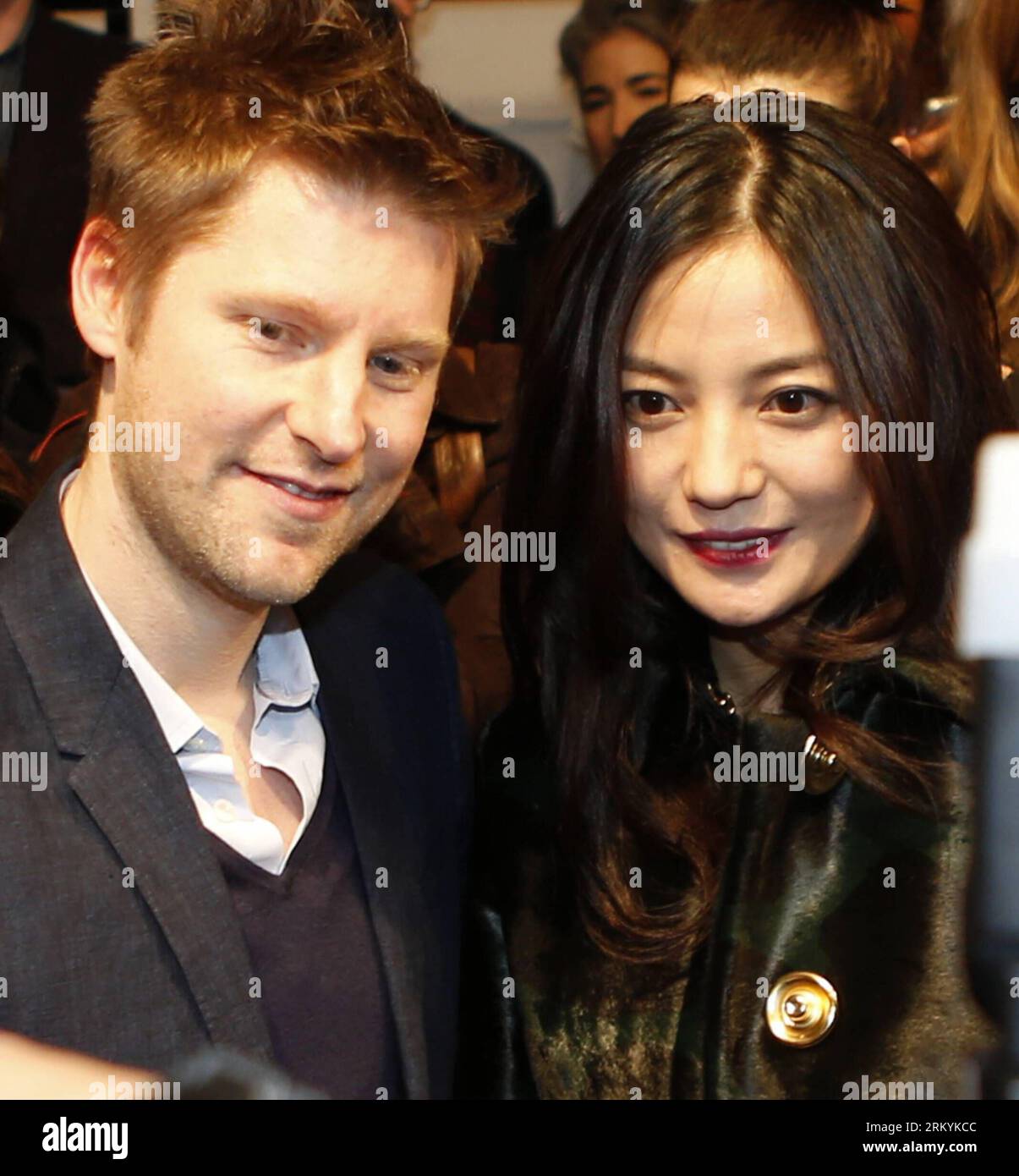 (130218) -- LONDON, Feb. 18, 2013 (Xinhua) -- Actress Zhao Wei (R) poses with Christopher Bailey, the Chief Creative Officer of Burberry, after the Burberry Prorsum Autumn/Winter 2013 Womenswear Show at Kensington Gardens during London Fashion Week in London, Britain, on Feb. 18, 2013.(Xinhua/Wang Lili) BRITAIN-LONDON-FASHION WEEK-BURBERRY PRORSUM PUBLICATIONxNOTxINxCHN Stock Photo