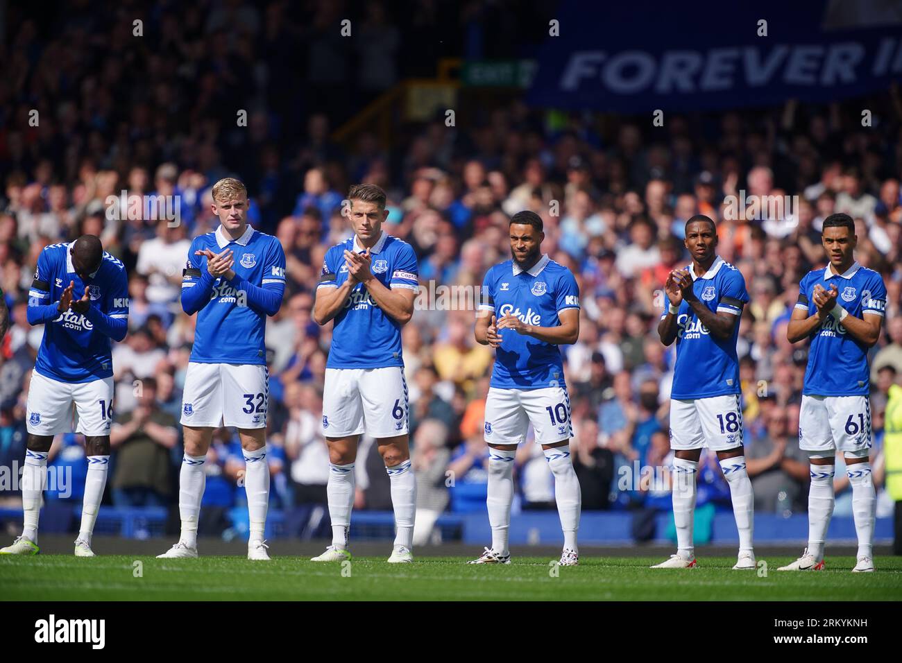 Everton players hold a moments applause in memory of Michael Jones, who died while working on the Bramley Moore Dock stadium build on the 15th August 2023, ahead of the Premier League match at Goodison Park, Liverpool. Picture date: Saturday August 26, 2023. Stock Photo