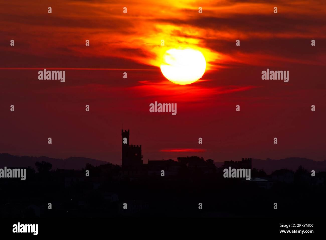 alba sull'Adriatico dietro al castello di Tavoleto Stock Photo
