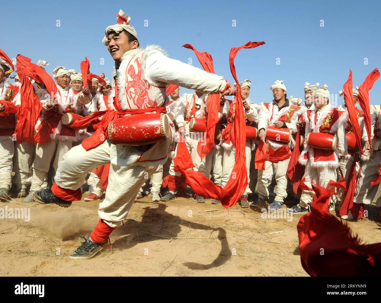 YANAN-CHINA-MAY 25. A local performer does a Ansai waist drum dance. The  performance has a history of 2,000 years Stock Photo - Alamy