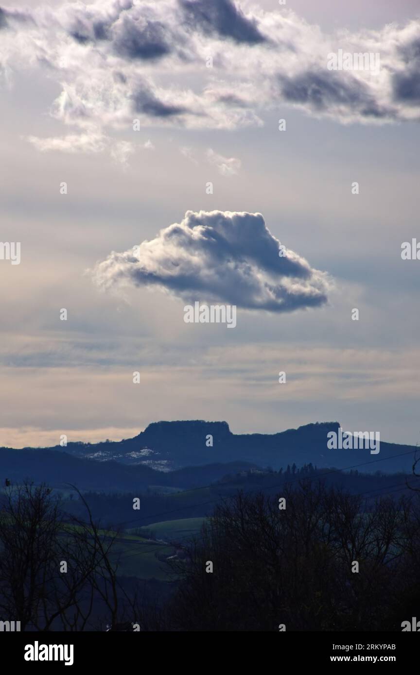 la nuvola copia la montagna Stock Photo