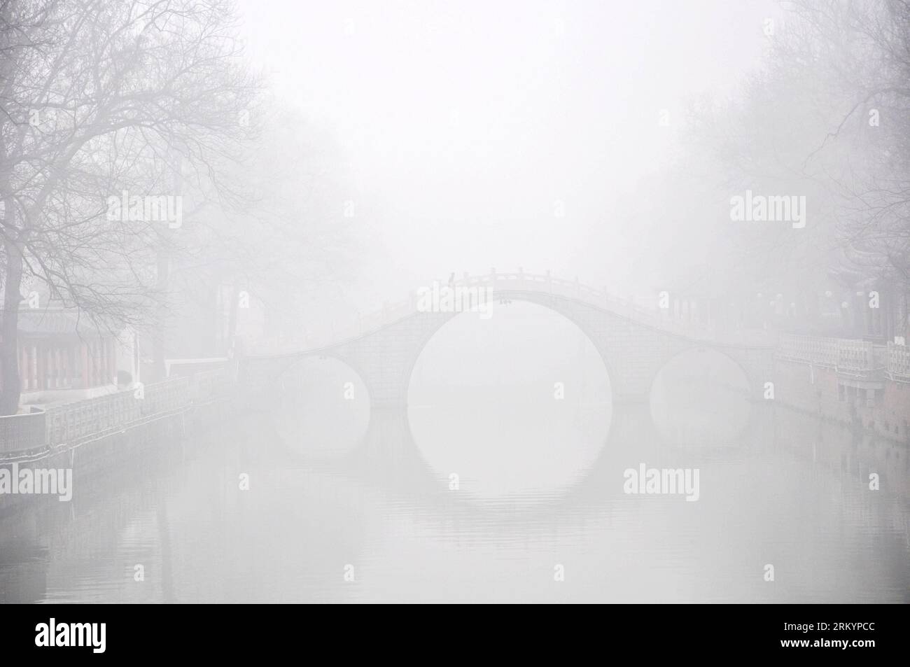 Bildnummer: 59262123  Datum: 23.02.2013  Copyright: imago/Xinhua (130223) -- YANGZHOU, Feb. 23, 2013 (Xinhua) -- The Zhenzhu (Pearl) Bridge lies in dense fog in Yizheng city of Yangzhou, east China s Jiangsu Province, Feb. 23, 2013. Many cities in Jiangsu Province saw a dense fog on Saturday. In parts of Lianyungang and Wuxi, the fog has reduced visibility to less than 50 meters. (Xinhua/Zhou Xiaoming) (lmm) CHINA-JIANGSU-DENSE FOG (CN) PUBLICATIONxNOTxINxCHN Gesellschaft Wetter Nebel Smog Premiumd x0x xds 2013 quer      59262123 Date 23 02 2013 Copyright Imago XINHUA  Yang Zhou Feb 23 2013 XI Stock Photo