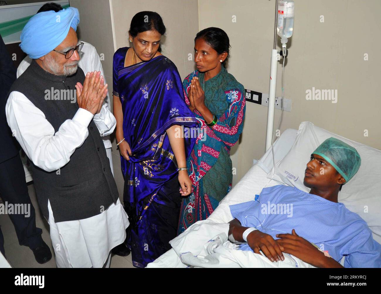 Bildnummer: 59264747  Datum: 24.02.2013  Copyright: imago/Xinhua (130224) -- HYDERABAD, Feb. 24, 2013 (Xinhua) -- Indian Prime Minister Manmohan Singh (1st L) visits a victim at Omni hospital in Hyderabad, India, Feb. 24, 2013. Singh on Sunday visited the sites of the twin bomb blasts which hit capital Hyderabad of the country s southern state of Andhra Pradesh Thursday evening in a span of less than 10 minutes, killing at least 16 and injuring over 117 others. (Xinhua/Stringer) (djj) INDIA-HYDERABAD-MANMOHAN SINGH PUBLICATIONxNOTxINxCHN Gesellschaft People Politik Bombenanschlag Terror Terror Stock Photo