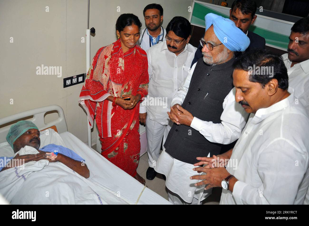 Bildnummer: 59264748  Datum: 24.02.2013  Copyright: imago/Xinhua (130224) -- HYDERABAD, Feb. 24, 2013 (Xinhua) -- Indian Prime Minister Manmohan Singh (2nd R) visits a victim at Omni hospital in Hyderabad, India, Feb. 24, 2013. Singh on Sunday visited the sites of the twin bomb blasts which hit capital Hyderabad of the country s southern state of Andhra Pradesh Thursday evening in a span of less than 10 minutes, killing at least 16 and injuring over 117 others. (Xinhua/Stringer) (djj) INDIA-HYDERABAD-MANMOHAN SINGH PUBLICATIONxNOTxINxCHN Gesellschaft People Politik Bombenanschlag Terror Terror Stock Photo