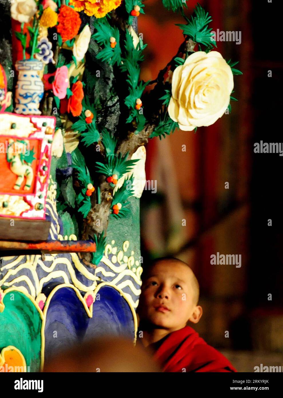 Bildnummer: 59266485  Datum: 24.02.2013  Copyright: imago/Xinhua GANNAN, A young Buddhist monk views yak butter sculptures displayed at the Labrang Monastery in Xiahe County of Gannan Tibetan Autonomous Prefecture, northwest China s Gansu Province, Feb. 24, 2013. An annual yak butter sculpture show was held here on Sunday, the Chinese Lantern Festival, as a means to pray for good fortune and harvest. The Labrang Monastery is among the six great monasteries of the Geluk school of Tibetan Buddhism. (Xinhua/Zhang Meng) (lmm) CHINA-GANSU-LABRANG MONASTERY-LANTERN FESTIVAL (CN) PUBLICATIONxNOTxINxC Stock Photo