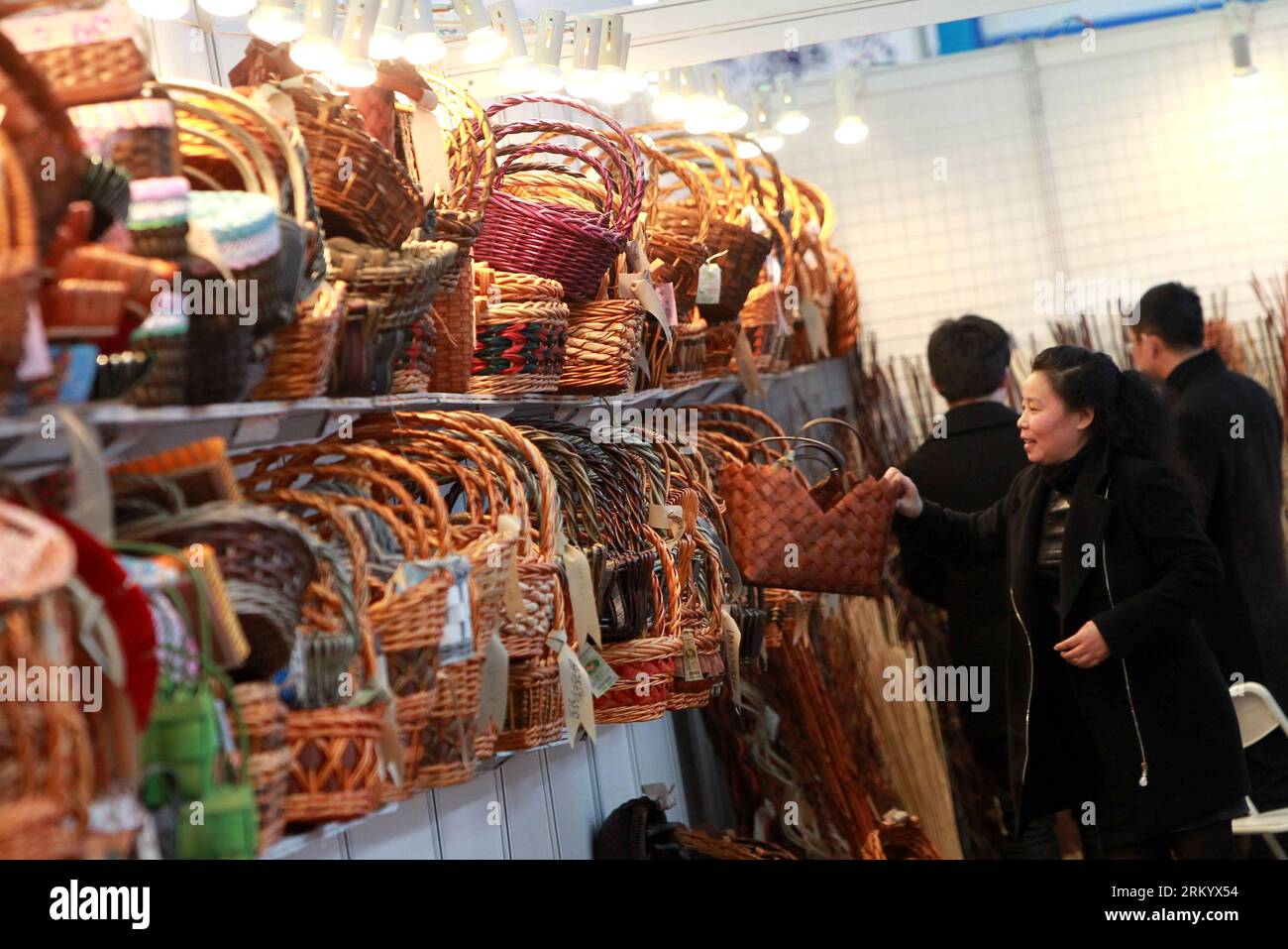 Bildnummer: 59286375  Datum: 01.03.2013  Copyright: imago/Xinhua (130301) -- SHANGHAI, March 1, 2013 (Xinhua) -- A visitor selects rattan products during the 23th East China Import and Export Fair in east China s Shanghai Municipality, March 1, 2013. The fair, with the participation of more than 3, 500 exhibitors, opened here Friday. (Xinhua/Pei Xin) (yxb) CHINA-SHANGHAI-FAIR(CN) PUBLICATIONxNOTxINxCHN Wirtschaft Messe Exportmesse xas x0x 2013 quer      59286375 Date 01 03 2013 Copyright Imago XINHUA  Shanghai March 1 2013 XINHUA a Visitor selects Rattan Products during The 23th East China Imp Stock Photo