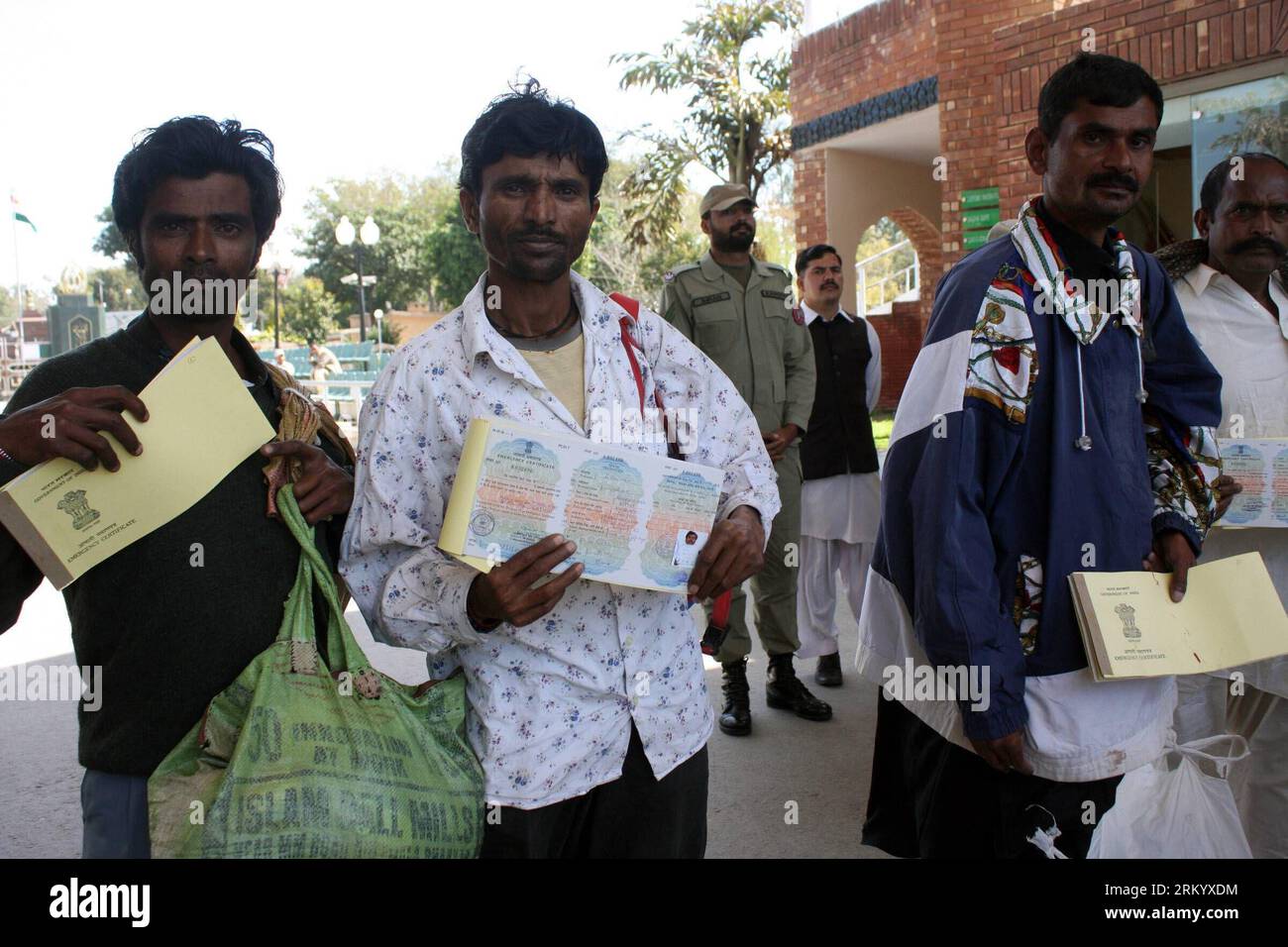 Bildnummer: 59288167  Datum: 01.03.2013  Copyright: imago/Xinhua (130301) -- LAHORE, March 1, 2013 (Xinhua) -- Released Indian prisoners show their documents as they cross Wagah Border from Pakistan to India in eastern Pakistan s Lahore on March 1, 2013. Pakistan released 11 Indian prisoners including 7 Indian fishermen imprisoned for fishing in Pakistani territorial waters, officials said. (Xinhua/Jamil Ahmed)(zhf) PAKISTAN-LAHORE-INDIAN PRISONERS-RELEASE PUBLICATIONxNOTxINxCHN Politik Begnadigung Freilassung Gefangene Sträflinge Ausreise premiumd x0x xmb 2013 quer      59288167 Date 01 03 20 Stock Photo