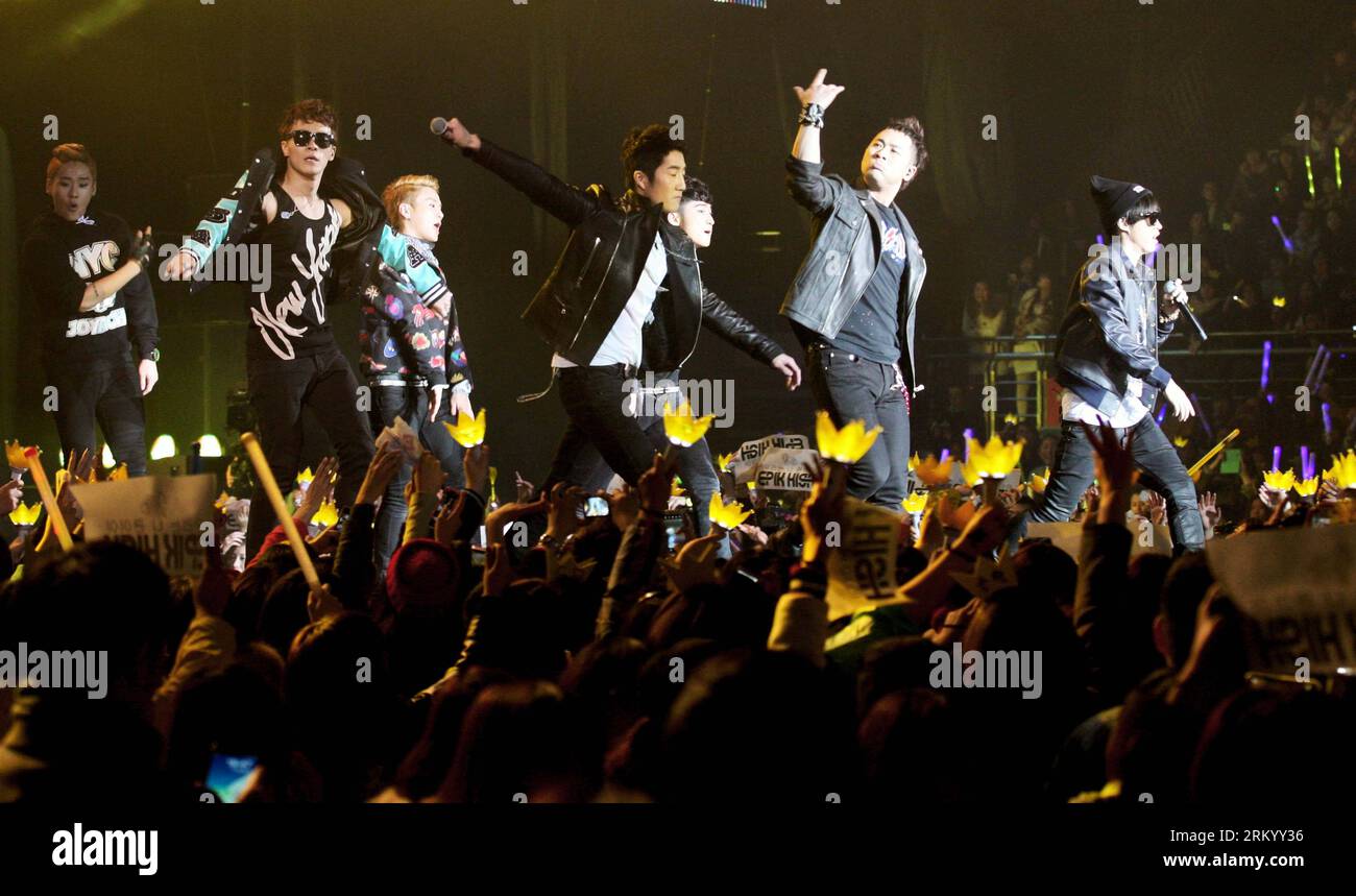 Bildnummer: 59293670  Datum: 02.03.2013  Copyright: imago/Xinhua (130302) -- NANJING, March 2, 2013 (Xinhua) -- Members of Korean pop group Bigbang gives a live show in a stadium in Nanjing, capital of east China s Jiangsu Province, March 2, 2013. (Xinhua/Yan Minhang) (cxy) CHINA-JIANGSU-NANJING-BIGBANG-LIVE SHOW (CN) PUBLICATIONxNOTxINxCHN People Entertaiment Musik Aktion x0x xmb 2013 quer      59293670 Date 02 03 2013 Copyright Imago XINHUA  Nanjing March 2 2013 XINHUA Members of Korean Pop Group Bigbang Gives a Live Show in a Stage in Nanjing Capital of East China S Jiangsu Province March 2 Stock Photo