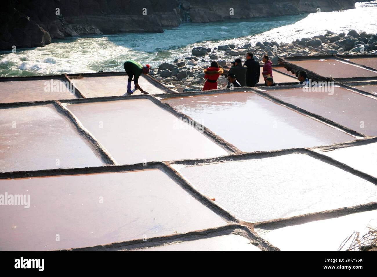 Bildnummer: 59294133  Datum: 02.03.2013  Copyright: imago/Xinhua (130303) -- MANGKAM, March 2, 2013 (Xinhua) -- Tourists are seen in the salterns in Mangkam County of southwest China s Tibet Autonomous Region, March 2, 2013. Large amount of tourists came to visit the salterns in Mangkam which enjoy a history of more than 1,200 years. (Xinhua/Wen Tao) (xzj) CHINA-TIBET-MANGKAM-SALTERN-SCENERY(CN) PUBLICATIONxNOTxINxCHN Wirtschaft Landwirtschaft Salz Salzgewinnung xas x0x 2013 quer premiumd     59294133 Date 02 03 2013 Copyright Imago XINHUA  Mangkam March 2 2013 XINHUA tourists are Lakes in The Stock Photo