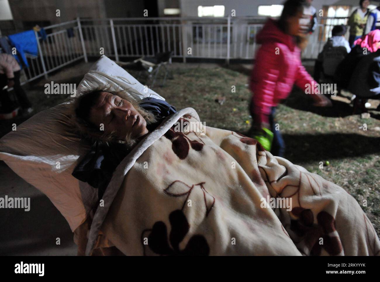 Bildnummer: 59295379  Datum: 03.03.2013  Copyright: imago/Xinhua (130303) -- ERYUAN, March 3, 2013 (Xinhua) -- An injured man waits to be treated out of a clinic after a 5.5-magnitude earthquake in Eryuan County of Dali Bai Autonomous Prefecture, southwest China s Yunnan Province, on March 3, 2013. The number of confirmed injured by a 5.5-magnitude earthquake that hit southwest China s Yunnan Province on Sunday afternoon has risen to 30, local authorities have said. (Xinhua/Lin Yiguang) (cxy) CHINA-YUNNAN-ERYUAN-EARTHQUAKE (CN) PUBLICATIONxNOTxINxCHN Gesellschaft Naturkatastrophe Erdbeben Ungl Stock Photo
