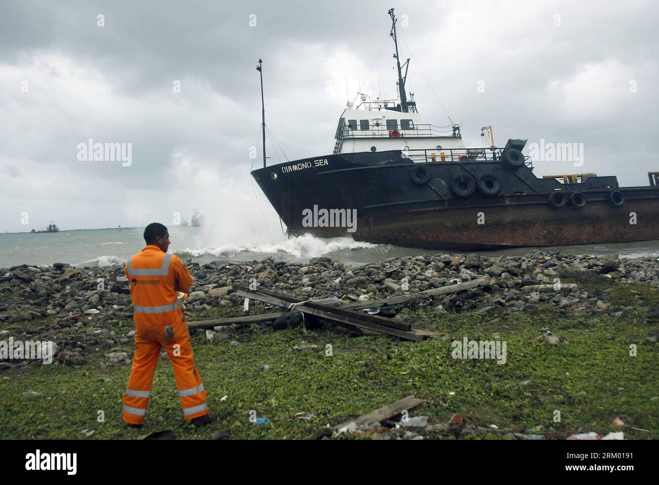 (130305) -- COLON, March 4, 2013 (xinhua) -- A rescuer observes a stranded boat on the shore of Panama Canal s north coast entrance in Colon, Panama, March 4, 2013. Six ships ran aground and one person drowned due to strong winds and heavy rains caused by a cold front in Panama, according to Director of Civil Protection National System (NSCP) Arturo Alvarado. (Xinhua/Str) (djj) PANAMA-COLON-WEATHER PUBLICATIONxNOTxINxCHN   Colon March 4 2013 XINHUA a Rescuer observes a stranded Boat ON The Shore of Panama Canal S North Coast Entrance in Colon Panama March 4 2013 Six Ships Ran aground and One P Stock Photo