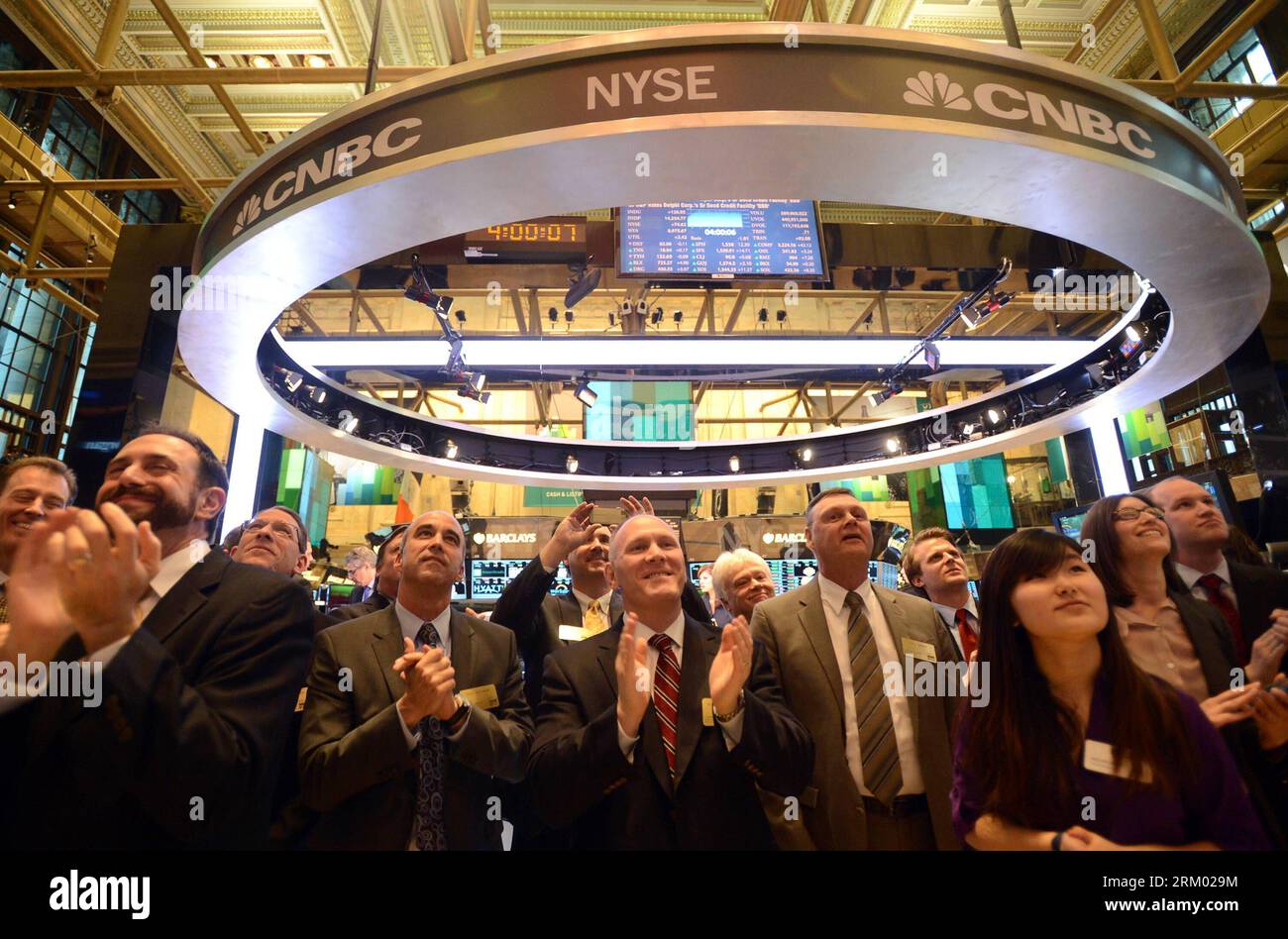 Bildnummer: 59306581  Datum: 05.03.2013  Copyright: imago/Xinhua Traders and guests cheer after ringing the closing bell at the New York Stock Exchange on March 5, 2013. U.S. stocks surged on Tuesday, with the Dow Jones Industrial Average setting all-time closing high and intra-day high, as investors became more confident in the stock market. (Xinhua/Wang Lei) US-NEW YORK-STOCK-DOW JONES-RISE PUBLICATIONxNOTxINxCHN Wirtschaft US Börse Aktienmarkt Börsenhandel Aktienkurs Aktienhandel x0x xdd USA Allzeithoch premiumd 2013 quer     59306581 Date 05 03 2013 Copyright Imago XINHUA Traders and Guest Stock Photo