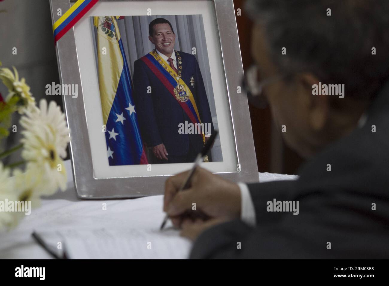Bildnummer: 59312370  Datum: 06.03.2013  Copyright: imago/Xinhua (130307) -- MEXICO CITY, March 6, 2013 (Xinhua) -- A man signs the book of condolences for late Venezuelan President Hugo Chavez at the Venezuelan Embassy in Mexico City, capital of Mexico, on March 6, 2013. Chavez died of cancer on Tuesday. (Xinhua/Alejandro Ayala) (wjd) MEXICO-VENEZUELA-CHAVEZ-COMMEMORATION PUBLICATIONxNOTxINxCHN Politik People Trauer Tod Gedenken x2x xdd premiumd 2013 quer     59312370 Date 06 03 2013 Copyright Imago XINHUA  Mexico City March 6 2013 XINHUA a Man Signs The Book of condolences for Late Venezuela Stock Photo