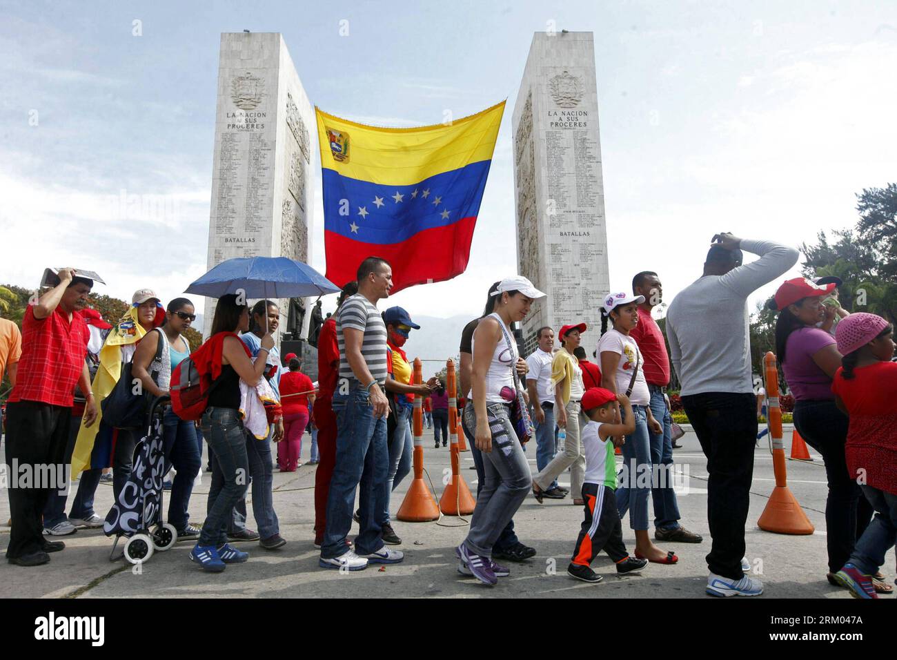 Bildnummer: 59317731  Datum: 08.03.2013  Copyright: imago/Xinhua (130307) -- CARACAS, March 7, 2013 (Xinhua) -- Residents make a line to pay respects to the coffin with the remains of Venezuelan President Hugo Chavez at the Military Academy in Fort Tiuna in Caracas, capital of Venezuela, on March 7, 2013. Venezuela s President Hugo Chavez died on March 5, 2013 after struggling with cancer for almost two years. Latin American presidents and officials will travel to Venezuela to participate in a ceremony to honor Chavez, scheduled for Friday morning in Caracas. (Xinhua/AVN) (itm) (ce) VENEZUELA- Stock Photo