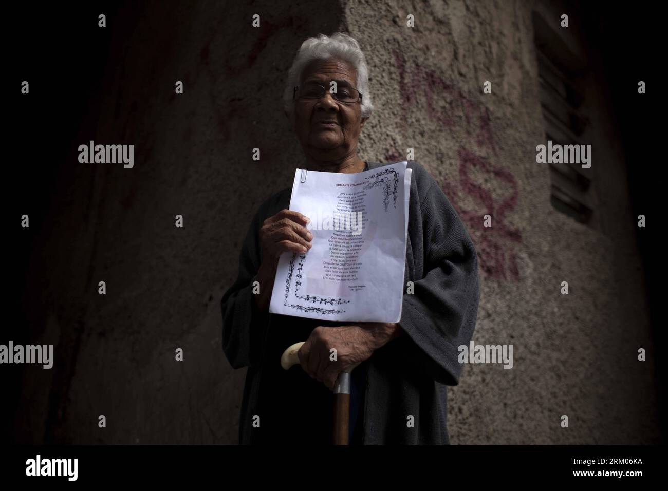 Bildnummer: 59332272  Datum: 10.03.2013  Copyright: imago/Xinhua The poet and writer Pascuala Delgado, 74 years old, shows one of his works devoted to deceased Venezuelan President, Hugo Chavez at home in Caracas, capital of Venezuela, March 10, 2013. Pascuala Delgado was intimidated by her works in more than 7 times by the government of Carlos Andres Perez. (Xinhua/David de la Paz)(zhf) VENEZUELA-CARACAS-CHAVEZ-PROGRAM BENEFICIARY PUBLICATIONxNOTxINxCHN Gesellschaft Land Leute Venezuela Gedenken Politik premiumd x2x xmb 2013 quer o0 Anhänger Anhängerin Zensur Zensuropfer Schriftstelletin Dich Stock Photo