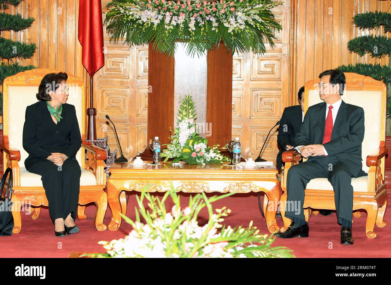 Bildnummer: 59336340  Datum: 11.03.2013  Copyright: imago/Xinhua (130311) -- HANOI, March 11, 2013 (Xinhua) -- Vietnamese Prime Minister Nguyen Tan Dung (R) meets with visiting Philippine Government Ombudsman Conchita Carpio Morales in Hanoi, capital of Vietnam, March 11, 2013. (Xinhua/VNA) VIETNAM-HANOI-PHILIPPINES-VISIT PUBLICATIONxNOTxINxCHN People Poltik x0x xdd premiumd 2013 quer      59336340 Date 11 03 2013 Copyright Imago XINHUA  Hanoi March 11 2013 XINHUA Vietnamese Prime Ministers Nguyen TAN Dung r Meets With Visiting Philippine Government Ombudsman Conchita Carpio Morales in Hanoi C Stock Photo