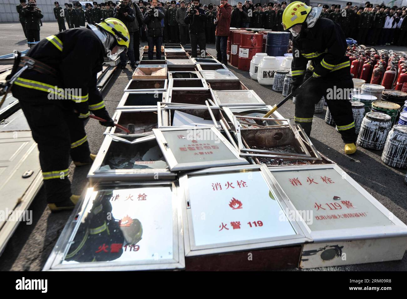 Bildnummer: 59356333  Datum: 15.03.2013  Copyright: imago/Xinhua (130315) -- CHANGCHUN, March 15, 2013 (Xinhua) -- Firemen destroy counterfeit fire equipments in Changchun, capital of northeast China s Jilin Province, March 15, 2013. A total of 6,633 counterfeit fire equipments were destroyed in Changchun on Friday, the International Day for Protecting Consumers Rights. (Xinhua/Wang Haofei) (zkr) CHINA-CHANGCHUN-COUNTERFEIT FIRE EQUIPMENT-DESTRUCTION(CN) PUBLICATIONxNOTxINxCHN Gesellschaft Feuerwehr Brandschutz Brandschutzmittel feuerbekämpfungsmittel Zerstörung x0x xmb 2013 quer      59356333 Stock Photo