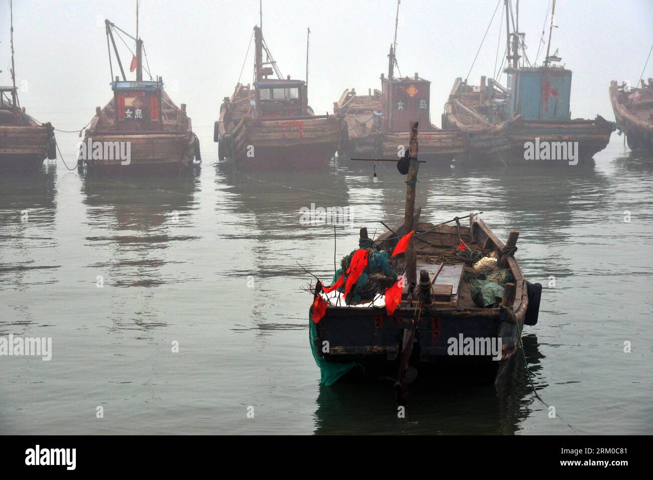 Bildnummer: 59365222  Datum: 17.03.2013  Copyright: imago/Xinhua (130317) -- QINGDAO, March 17, 2013 (Xinhua) -- Fishing boats are berthed in a port during the 2013 Tianheng Sea Ritual in Jimo of Qingdao, east China s Shandong Province, March 17, 2013. The Tianheng Sea Ritual has been observed by fishermen in Tianheng Town of Jimo for over five centuries. The ritual takes place annually around Guyu, the sixth of the 24 solar terms, when fishermen prepare for the new fishing season. During the event, local fishermen would present offerings to the sea and pray for a prolific turnout in the upcom Stock Photo