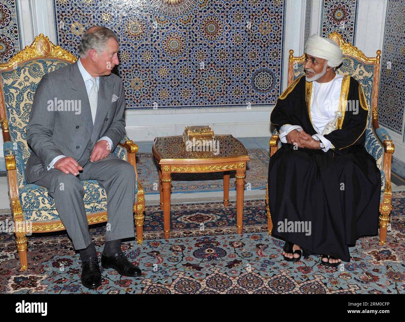 130317 -- MUSCAT, March 17, 2013 Xinhua -- Omani Sultan Qaboos Port R meets with Prince Charles of Wales in Muscat, March 17, 2013. Xinhua/Oman News Agency OMAN-MUSCAT-UK-CHARLES-VISIT PUBLICATIONxNOTxINxCHN Stock Photo