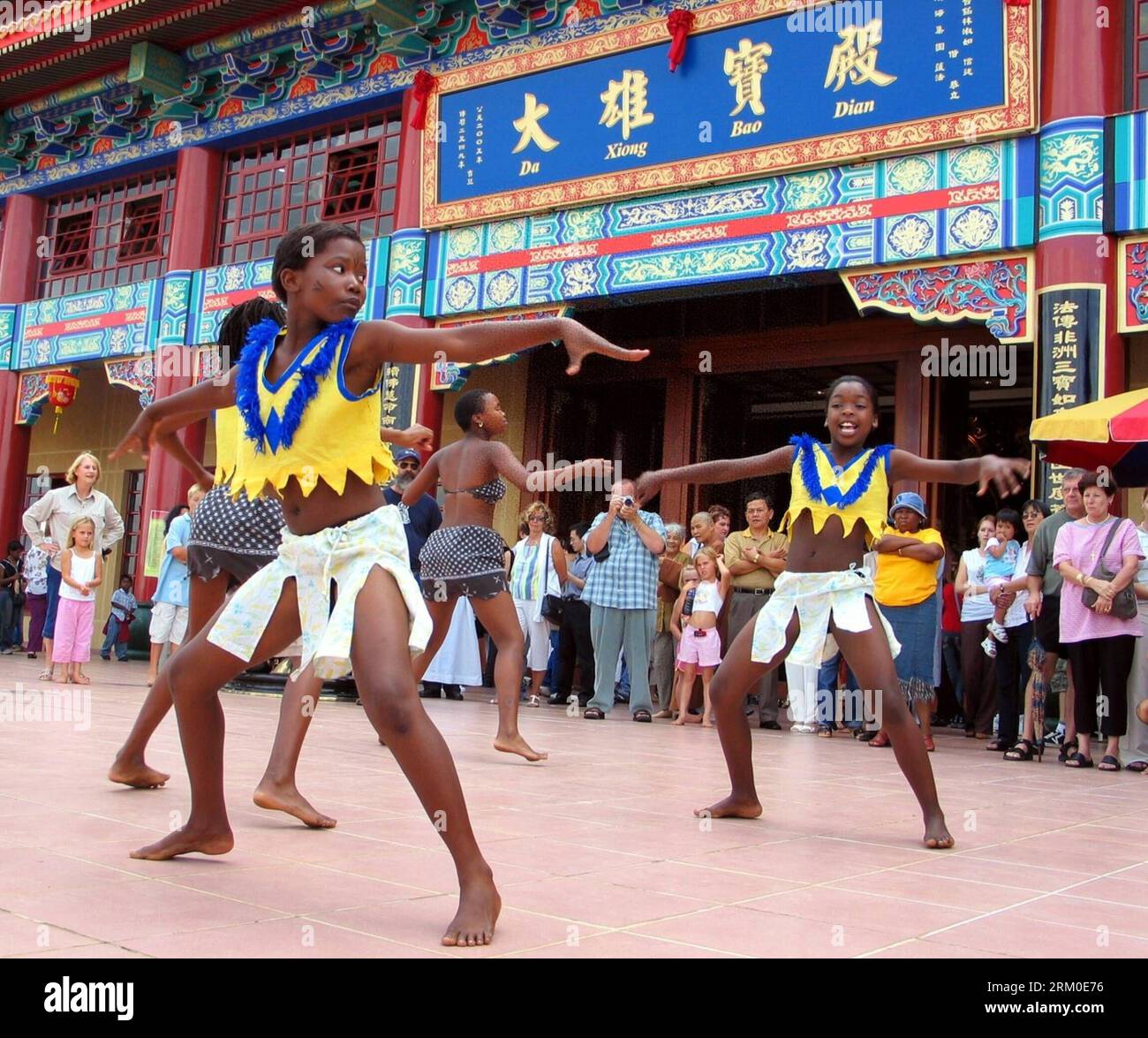 Bildnummer: 59379254  Datum: 29.01.2006  Copyright: imago/Xinhua Local girls dance in front of the Nan Hua Temple, the largest Buddhist temple and seminary in Africa, in Bronkhorstpruit near Johannesburg, South Africa, Jan. 29, 2006. Cultural and people-to-people exchanges have been reinforced between China and African countries over past decades, thus deepening mutual understanding and traditional friendship between the two peoples. Chinese President Xi Jinping will visit Tanzania, South Africa and the Republic of Congo later this month and attend the fifth BRICS summit on March 26-27 in Durb Stock Photo