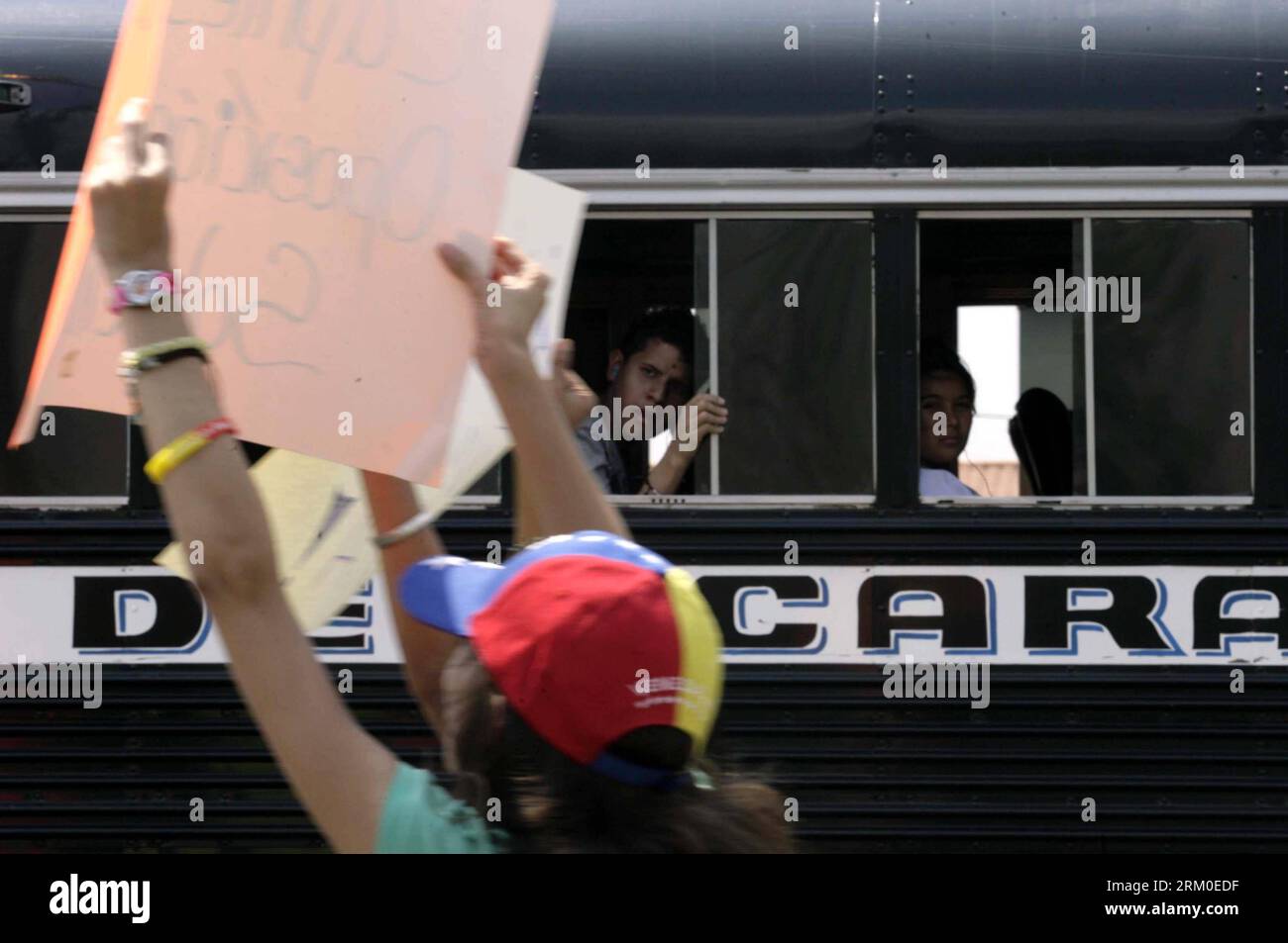 Bildnummer: 59392538  Datum: 20.03.2013  Copyright: imago/Xinhua Youngmen watch from bus windows that students shout slogans in favor to Henrique Capriles, opposition candidate for the presidency of Venezuela in Naguanagua, Venezuela, on March 20, 2013. Venezuela s elections will be held on April 14. (Xinhua/Juan Carlos Hernandez) (itm) VENEZUELA-NAGUANAGUA-POLITICS-ELECTIONS PUBLICATIONxNOTxINxCHN Gesellschaft Politik Demo Protest Wahl Opposition x0x xdd premiumd 2013 quer     59392538 Date 20 03 2013 Copyright Imago XINHUA Youngme Watch from Bus Windows Thatcher Students Shout Slogans in fav Stock Photo
