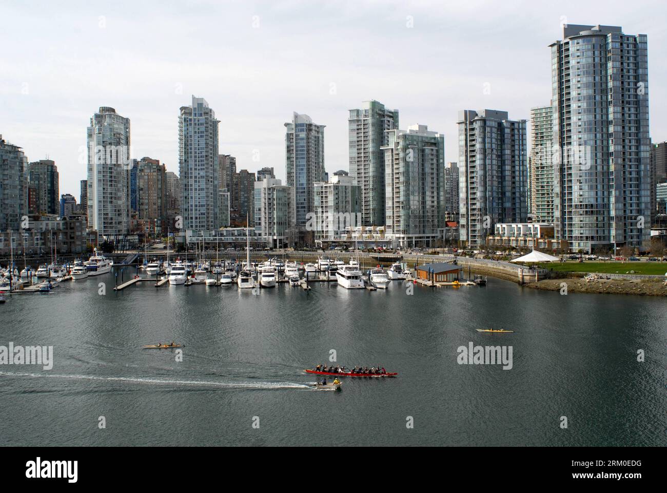 Bildnummer: 59392542  Datum: 20.03.2013  Copyright: imago/Xinhua (130320) -- VANCOUVER, March 20, 2013 (Xinhua) -- Photo taken on March 20, 2013 shows the view of Vancouver s Yaletown in Canada. The City of Vancouver stood out of 66 cities and was awarded  GlobalEarthHour Capital 2013 by the WorldWildlifeFund (WWF) on Tuesday for its efforts to address climate change. (Xinhua/Sergei Bachlakov) CANADA-VANCOUVER-WWF-ENVIRONMENT PUBLICATIONxNOTxINxCHN Gesellschaft Preis Ehrung Stadtehrung Architektur Stadtplanung Gebäude Totale Kanada x2x xdd premiumd 2013 quer o0 Skyline Hochhäuser     59392542 Stock Photo