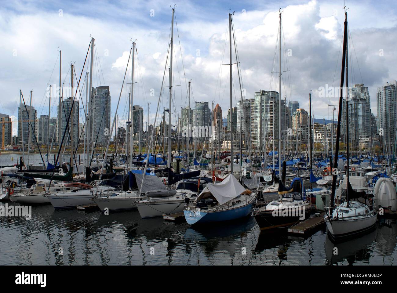 Bildnummer: 59392540  Datum: 20.03.2013  Copyright: imago/Xinhua (130320) -- VANCOUVER, March 20, 2013 (Xinhua) -- Photo taken on March 20, 2013 shows the view of Vancouver s Yaletown in Canada. The City of Vancouver stood out of 66 cities and was awarded  GlobalEarthHour Capital 2013 by the WorldWildlifeFund (WWF) on Tuesday for its efforts to address climate change. (Xinhua/Sergei Bachlakov) CANADA-VANCOUVER-WWF-ENVIRONMENT PUBLICATIONxNOTxINxCHN Gesellschaft Preis Ehrung Stadtehrung Architektur Stadtplanung Gebäude Totale Kanada x2x xdd premiumd 2013 quer o0 Hafen Boot Segelboot     5939254 Stock Photo