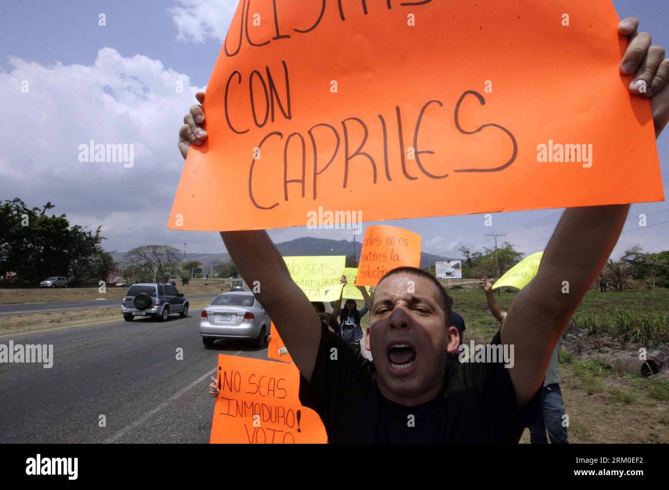 Bildnummer: 59392539  Datum: 20.03.2013  Copyright: imago/Xinhua Students shout slogans in favor to Henrique Capriles, opposition candidate for the presidency of Venezuela in Naguanagua, Venezuela, on March 20, 2013. Venezuela s elections will be held on April 14. (Xinhua/Juan Carlos Hernandez) (itm) VENEZUELA-NAGUANAGUA-POLITICS-ELECTIONS PUBLICATIONxNOTxINxCHN Gesellschaft Politik Demo Protest Wahl Opposition x0x xdd premiumd 2013 quer     59392539 Date 20 03 2013 Copyright Imago XINHUA Students Shout Slogans in favor to Henrique  Opposition Candidate for The Presidency of Venezuela in  Vene Stock Photo