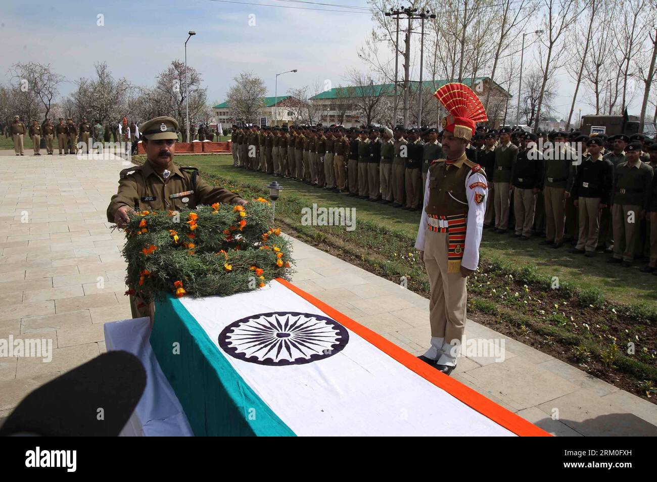 Bildnummer: 59410669  Datum: 22.03.2013  Copyright: imago/Xinhua (130322) -- SRINAGAR, March 22, 2013 (Xinhua) -- An officer of India s Border Security Force (BSF) lays a wreath to the coffin of a slain colleague at a camp in Srinagar, the summer capital of Indian-controlled Kashmir, March 22, 2013. An Indian border guard was killed and two others were wounded Thursday after gunmen ambushed their convoy in Nowgam locality of Srinagar. (Xinhua/Javed Dar) (ybg) KASHMIR-SRINAGAR-WREATH LAYING CEREMONY PUBLICATIONxNOTxINxCHN xns x0x 2013 quer premiumd      59410669 Date 22 03 2013 Copyright Imago Stock Photo