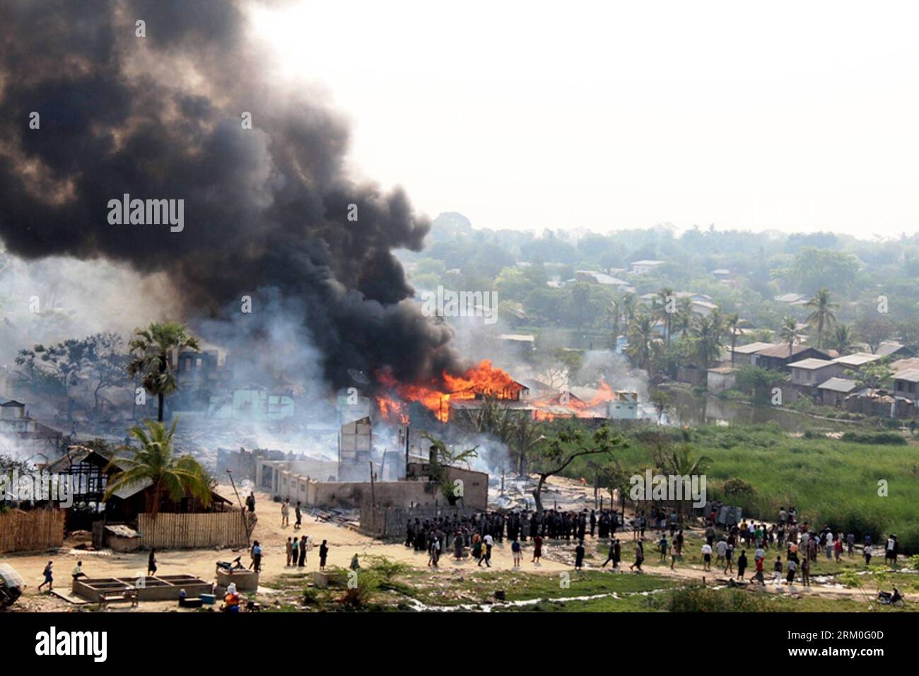 Bildnummer: 59411424  Datum: 22.03.2013  Copyright: imago/Xinhua (130322) -- MEIKHTILA (MYANMAR), March 22, 2013 (Xinhua) -- Smoke rises from a burning site during riots in Meiktila, Myanmar, March 22, 2013. Myanmar President U Thein Sein declared a state of emergency in four townships in Meikhtila District of Myanmar s northern Mandalay region as riot escalated after its outbreak on Wednesday. The Myanmar authorities confirmed Friday night that 11 have died and 39 injured in a communal riot in Meikthila over the last three days. (Xinhua/Sithu) MYANMAR-MEIKHTILA-RIOT PUBLICATIONxNOTxINxCHN Ges Stock Photo