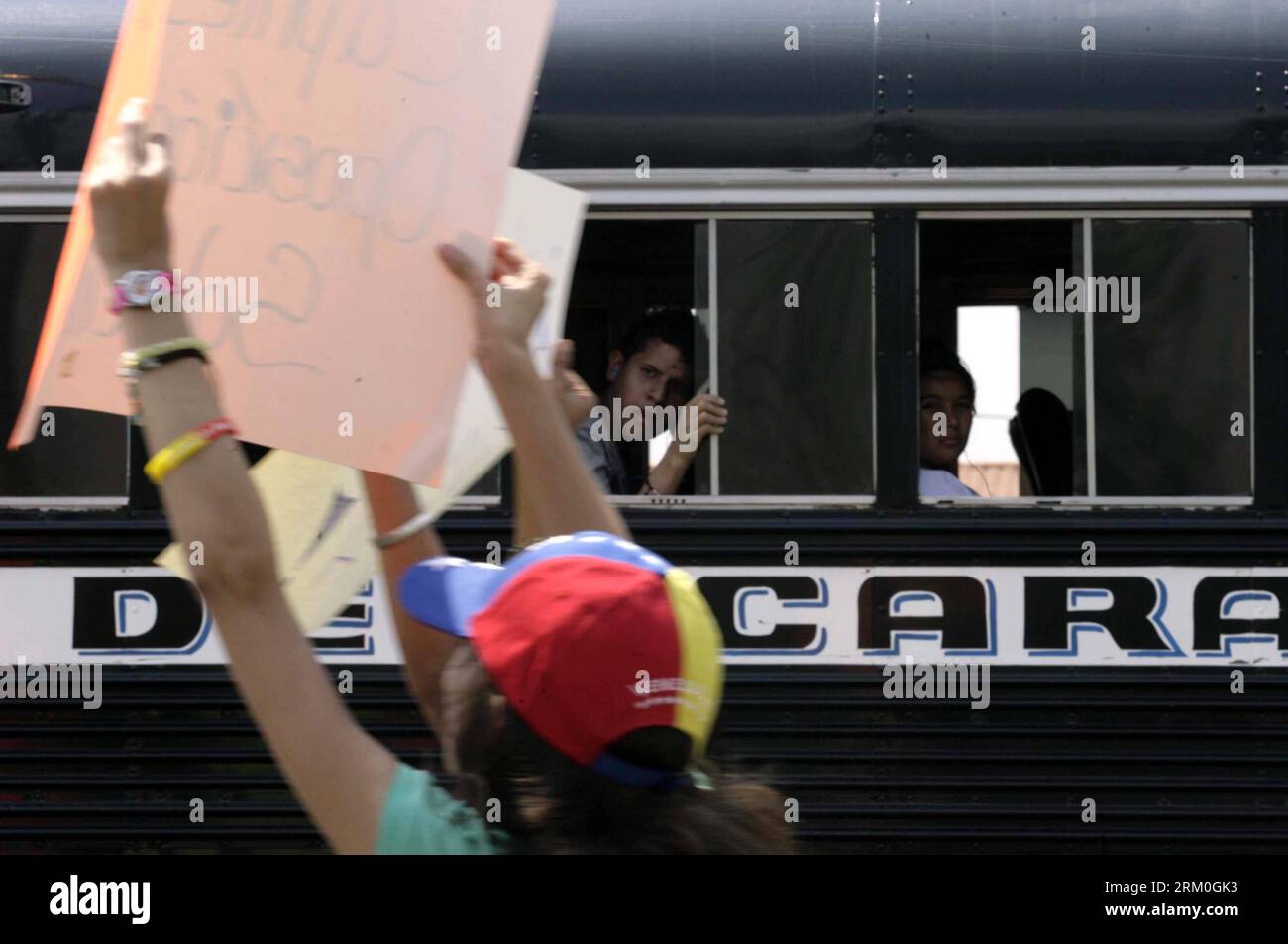 Bildnummer: 59415797  Datum: 21.03.2013  Copyright: imago/Xinhua (130320) -- NAGUANAGUA, March 20, 2013 (Xinhua) -- Youngmen watch from bus windows that students shout slogans in favor to HenriquesCapriles, opposition candidate for the presidency of Venezuela in Naguanagua, Venezuela, on March 20, 2013. Venezuela s elections will be held on April 14. (Xinhua/Juan Carlos Hernandez) (itm) VENEZUELA-NAGUANAGUA-POLITICS-ELECTIONS PUBLICATIONxNOTxINxCHN Gesellschaft x2x xsk 2013 quer o0 Politik protest demo     59415797 Date 21 03 2013 Copyright Imago XINHUA   March 20 2013 XINHUA Youngme Watch fro Stock Photo