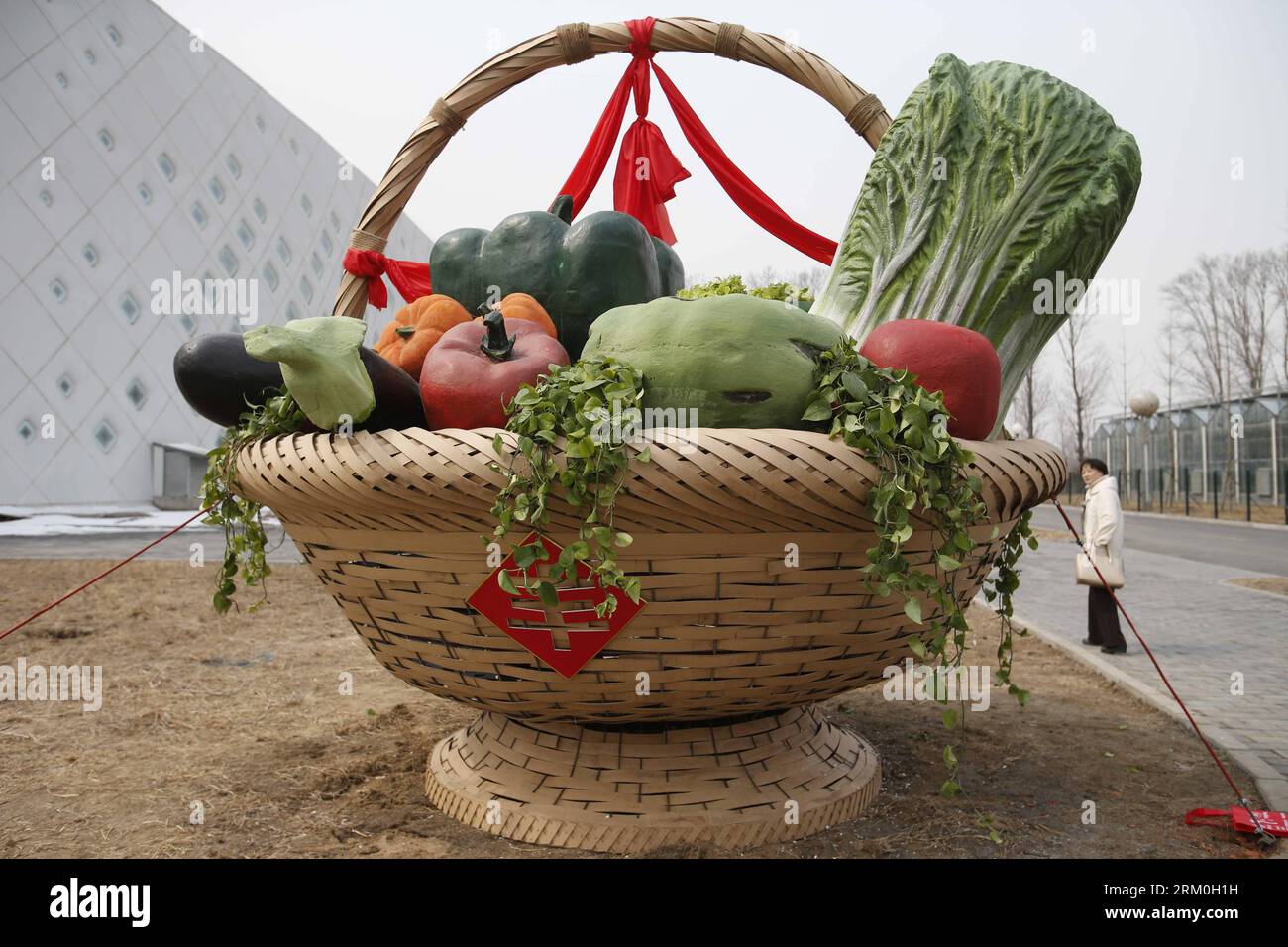 Bildnummer: 59416509  Datum: 23.03.2013  Copyright: imago/Xinhua (130323) -- BEIJING, March 23, 2013 (Xinhua) -- A giant sculpture of a vegetable basket is seen during the 1st Agriculture Carnival at the Strawberry Expo Park in Changping District, Beijing, capital of China, March 23, 2013. Opened Saturday, the carnival will continue till May 12, highlighting the latest agricultural science, technologies and creative agricultural projects. (Xinhua/Li Xin) (wqq) CHINA-BEIJING-AGRICULTURE CARNIVAL (CN) PUBLICATIONxNOTxINxCHN Gesellschaft x0x xsk 2013 quer      59416509 Date 23 03 2013 Copyright I Stock Photo
