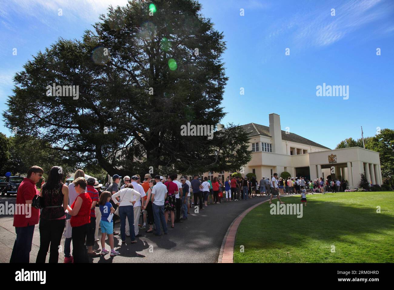 Bildnummer: 59426985  Datum: 24.03.2013  Copyright: imago/Xinhua (130324) -- CANBERRA, March 24, 2013 (Xinhua) -- Visitors queue to visit the Government House on its open day in Canberra, Australia, on March 24, 2013. The official residence of Australian Governor-General opens for public visiting on the annual Government House Open Day. (Xinhua/Justin Qian) AUSTRALIA-CANBERRA-GOVERNMENT HOUSE-OPEN DAY PUBLICATIONxNOTxINxCHN Politik Tag der offenen Tür xas x0x 2013 quer Aufmacher premiumd      59426985 Date 24 03 2013 Copyright Imago XINHUA  Canberra March 24 2013 XINHUA Visitors Queue to Visit Stock Photo
