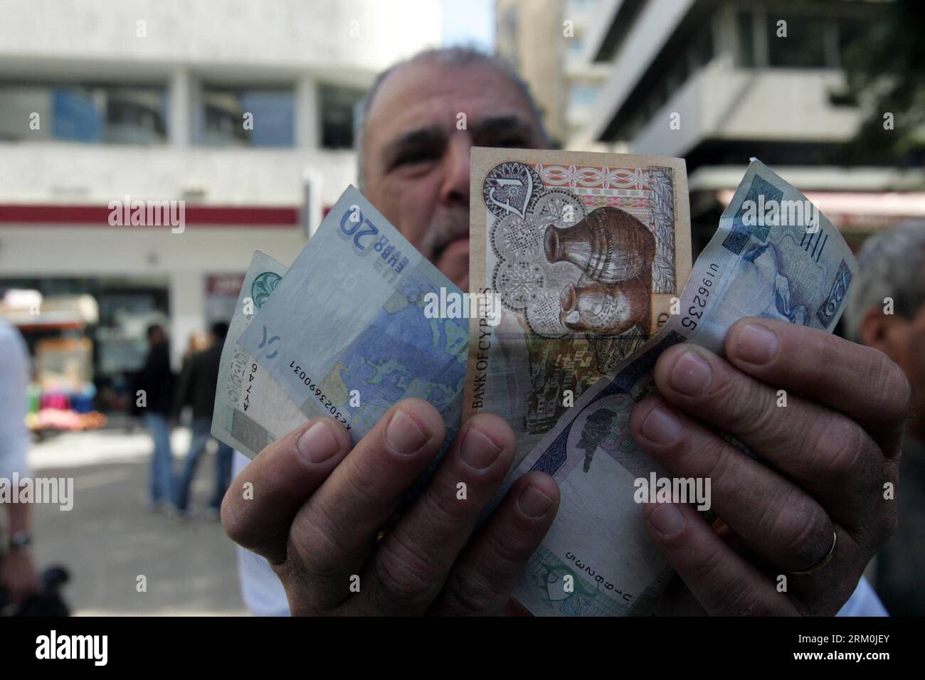 25 Euro To Pounds Bildnummer: 59437219 Datum: 25.03.2013 Copyright: imago/Xinhua A Cypriot man shows Cypriot pound and euro banknotes in Nicosia March 25, 2013. Ordinary Cypriots are numb and worried on the aftermath of the new