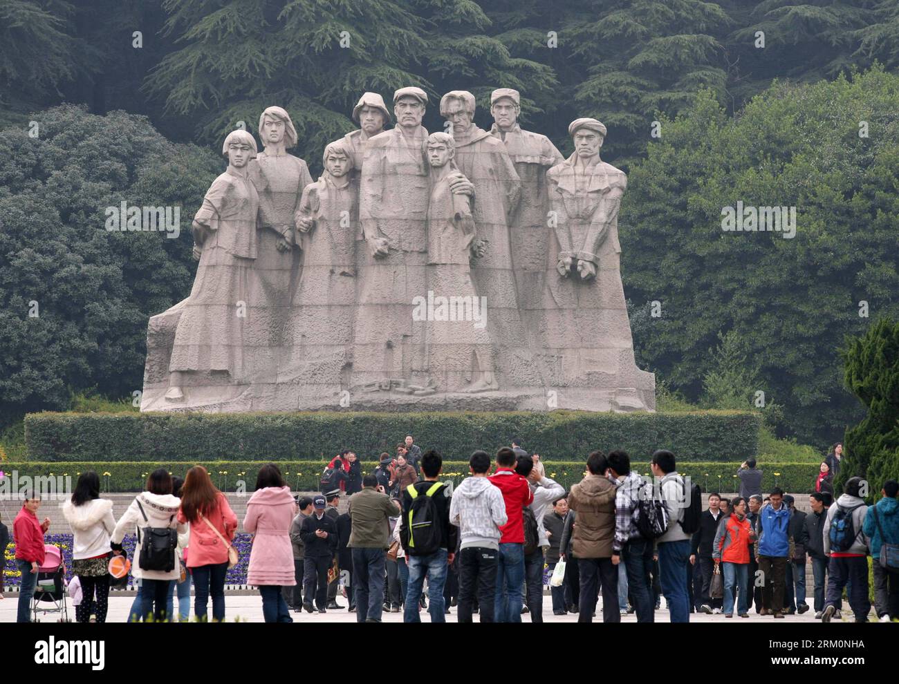 Bildnummer: 59460462  Datum: 30.03.2013  Copyright: imago/Xinhua Visitors pay respect to the statues of martyrs at Yuhuatai Martyr Cemetery in Nanjing, capital of east China s Jiangsu Province, March 30, 2013. Various memorial ceremonies were held across the country to pay respect to martyrs ahead of the Qingming Festival, or Tomb Sweeping Day, which falls on April 4 this year. (Xinhua) (ry) CHINA-QINGMING FESTIVAL-MEMORIAL CEREMONIES (CN) PUBLICATIONxNOTxINxCHN Gesellschaft xas x2x 2013 quer premiumd o0 Friedhof Trauer Gedenken  Totenfest Totengedenken Skulptur     59460462 Date 30 03 2013 Co Stock Photo
